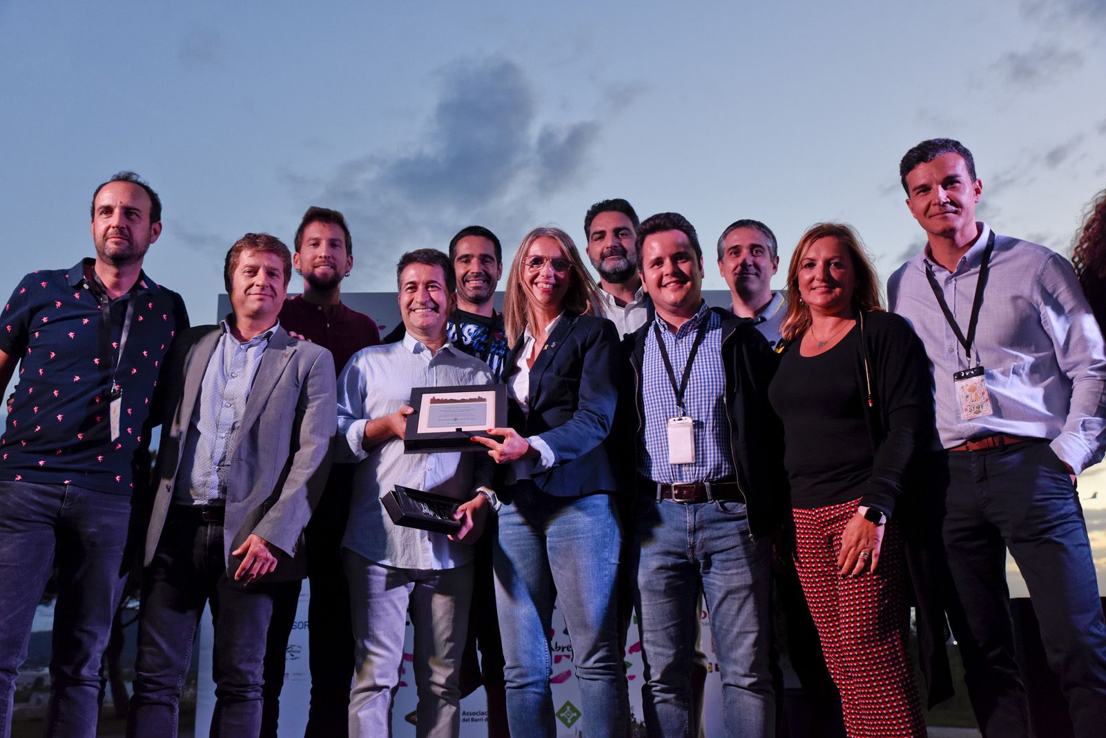 Al centre, l'alcaldessa, Mireia Ingla, i el pregoner, Roger Valls, amb autoritats i veïns. Foto: Bernat Millet.