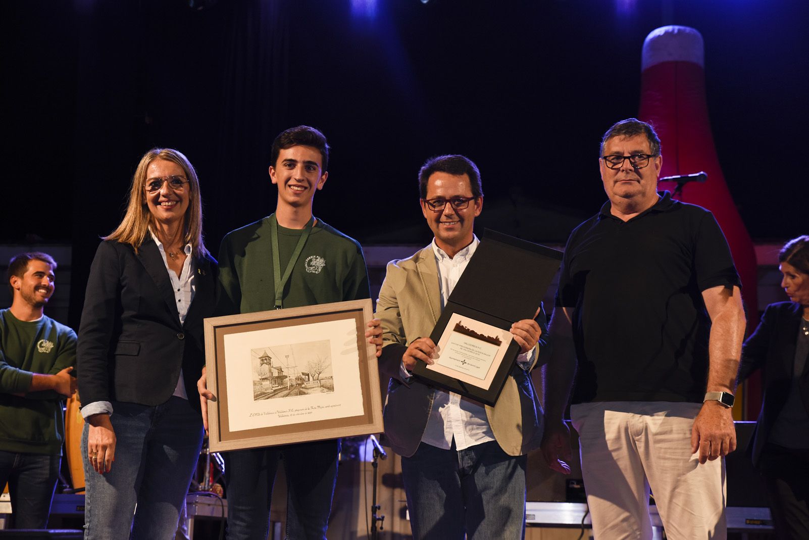 Mireia Ingla a l'esquerra, Josep Puig a la dreta, i els pregoners al centre. Foto: Bernat Millet.