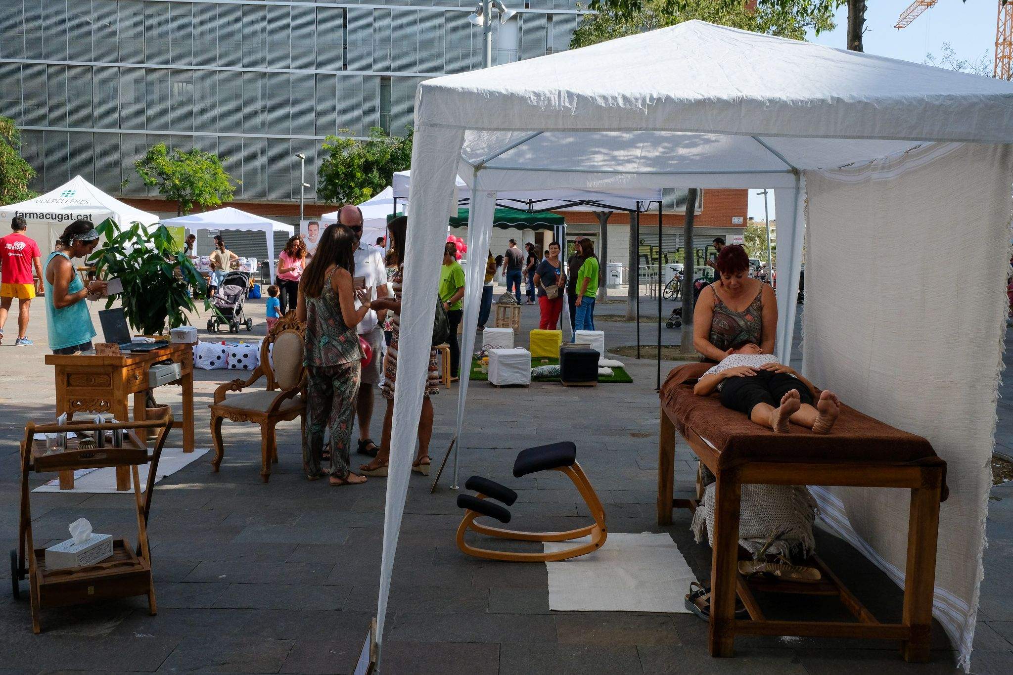 Mostra d'entitats i comerços a la plaça dels Rabassaires. Foto: Ale Gómez.