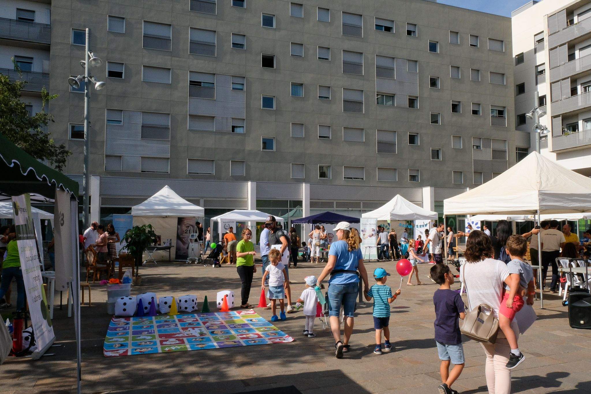 Mostra d'entitats i comerços a la plaça dels Rabassaires. Foto: Ale Gómez.