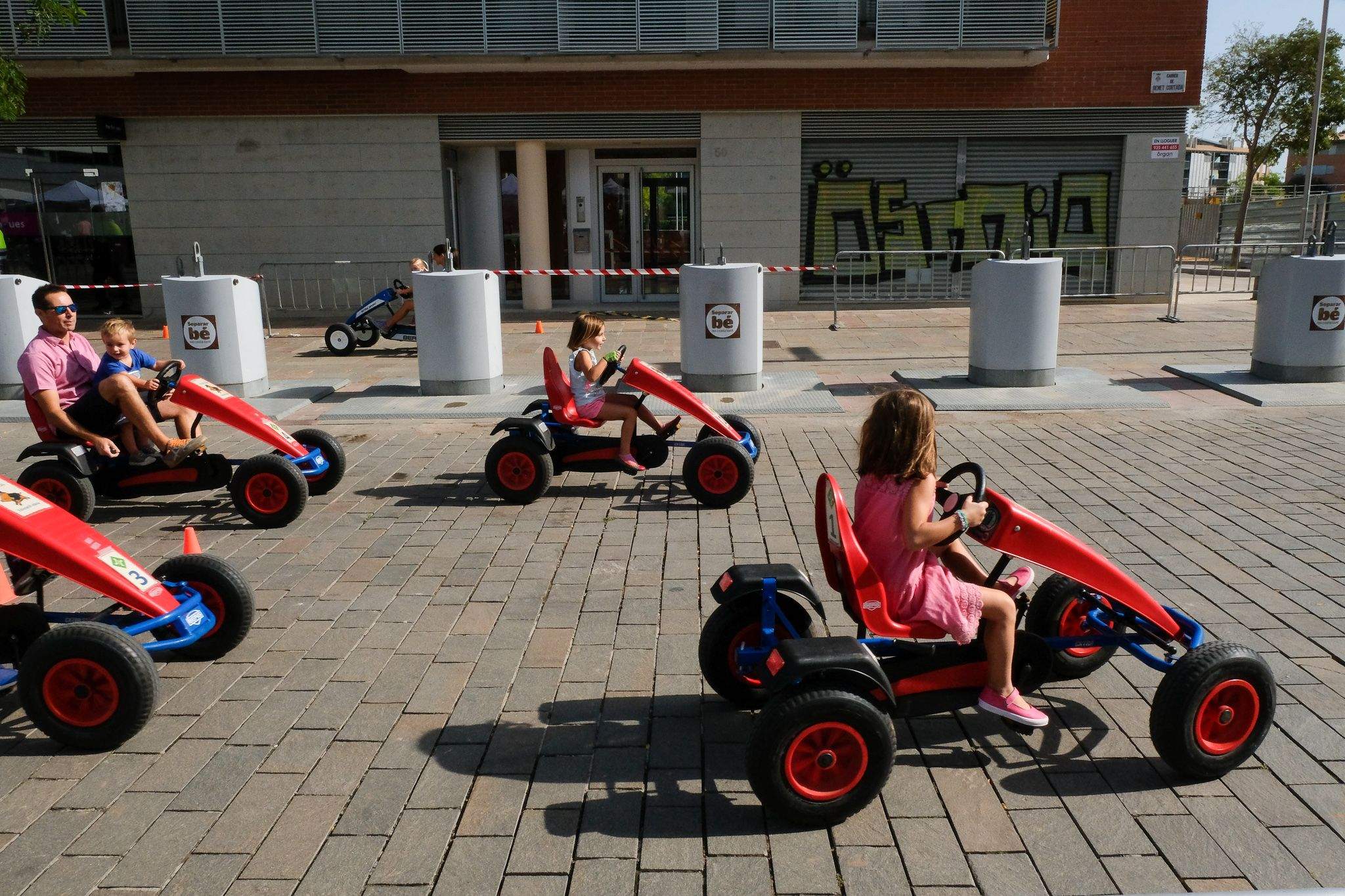 Mostra d'entitats i comerços a la plaça dels Rabassaires. Foto: Ale Gómez.