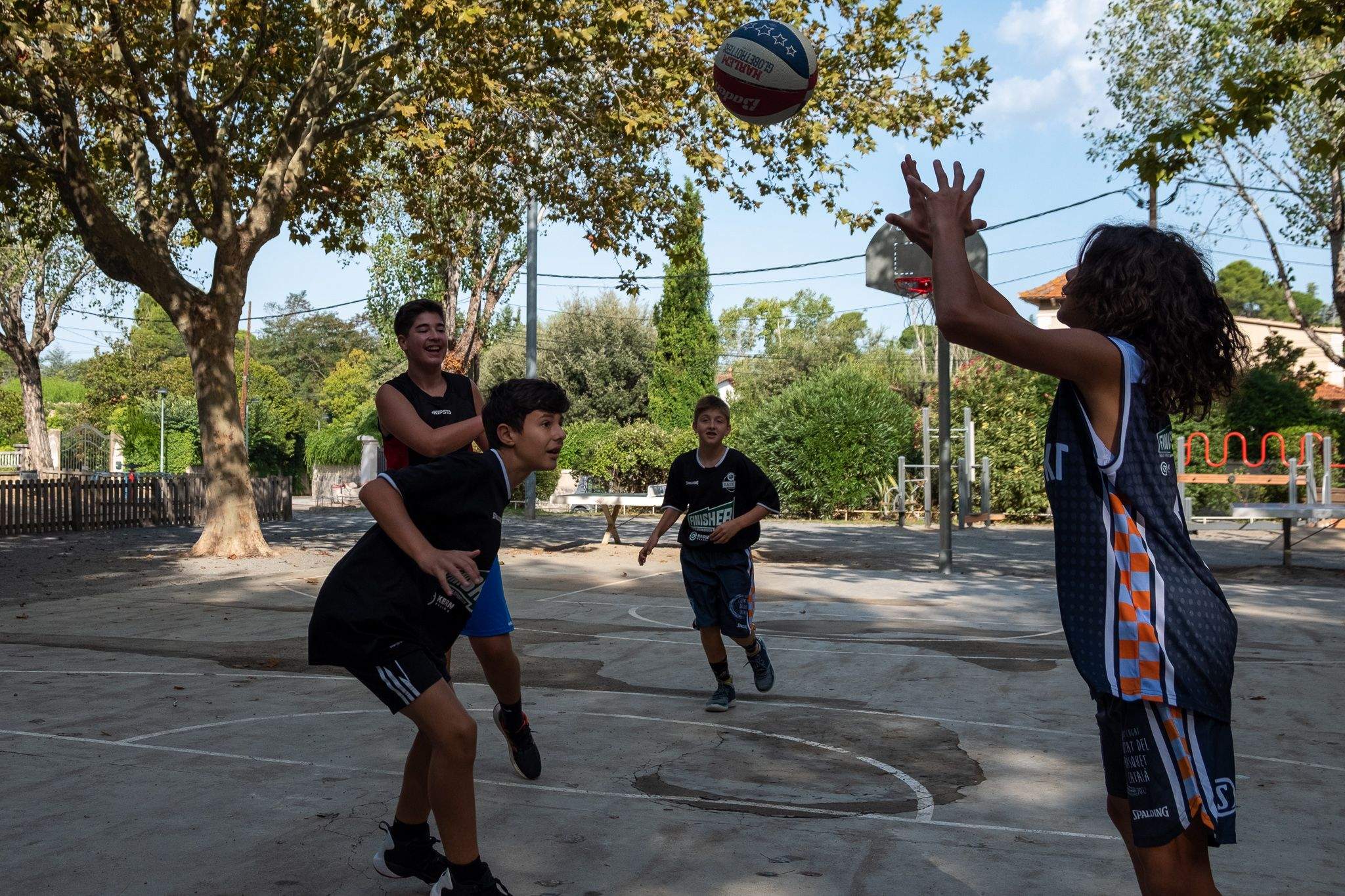 Un partit de streetbasket 3x3 al costat de l'església. Foto: Ale Gómez