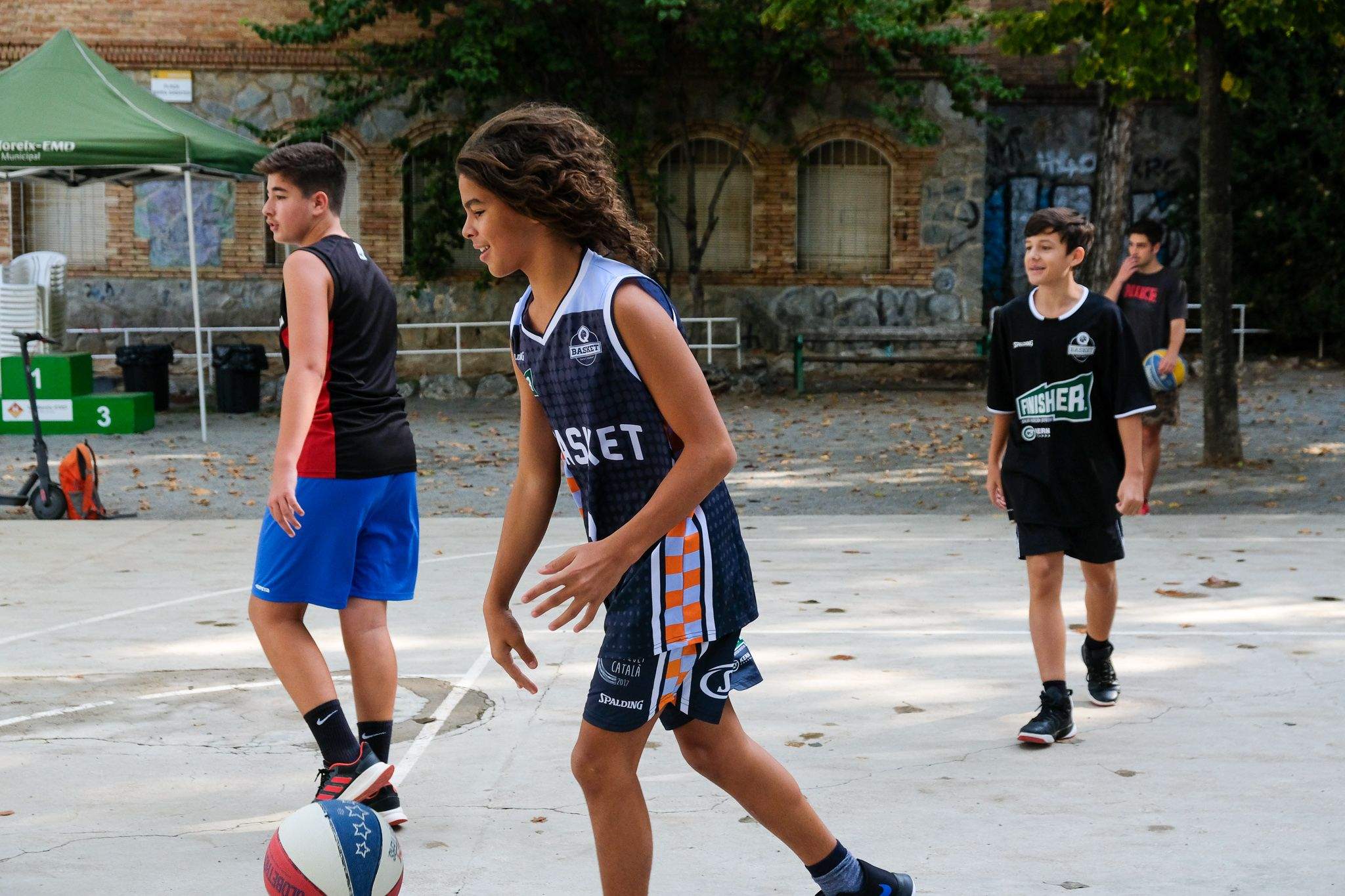 Un partit de "Streetbasket 3x3" al costat de l'església. Foto: Ale Gómez