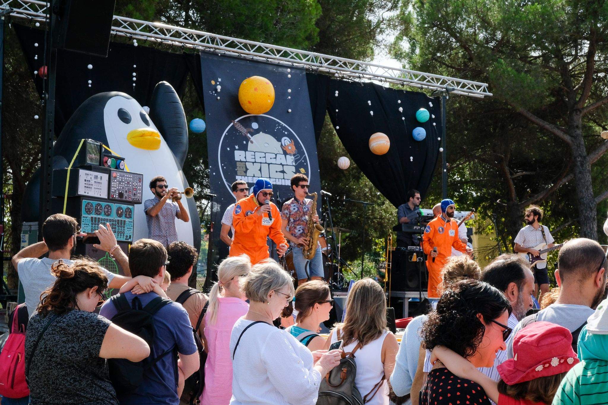 Concert familiar de reggae "Ballant damunt la lluna" per The Penguins. Foto: Ale Gómez