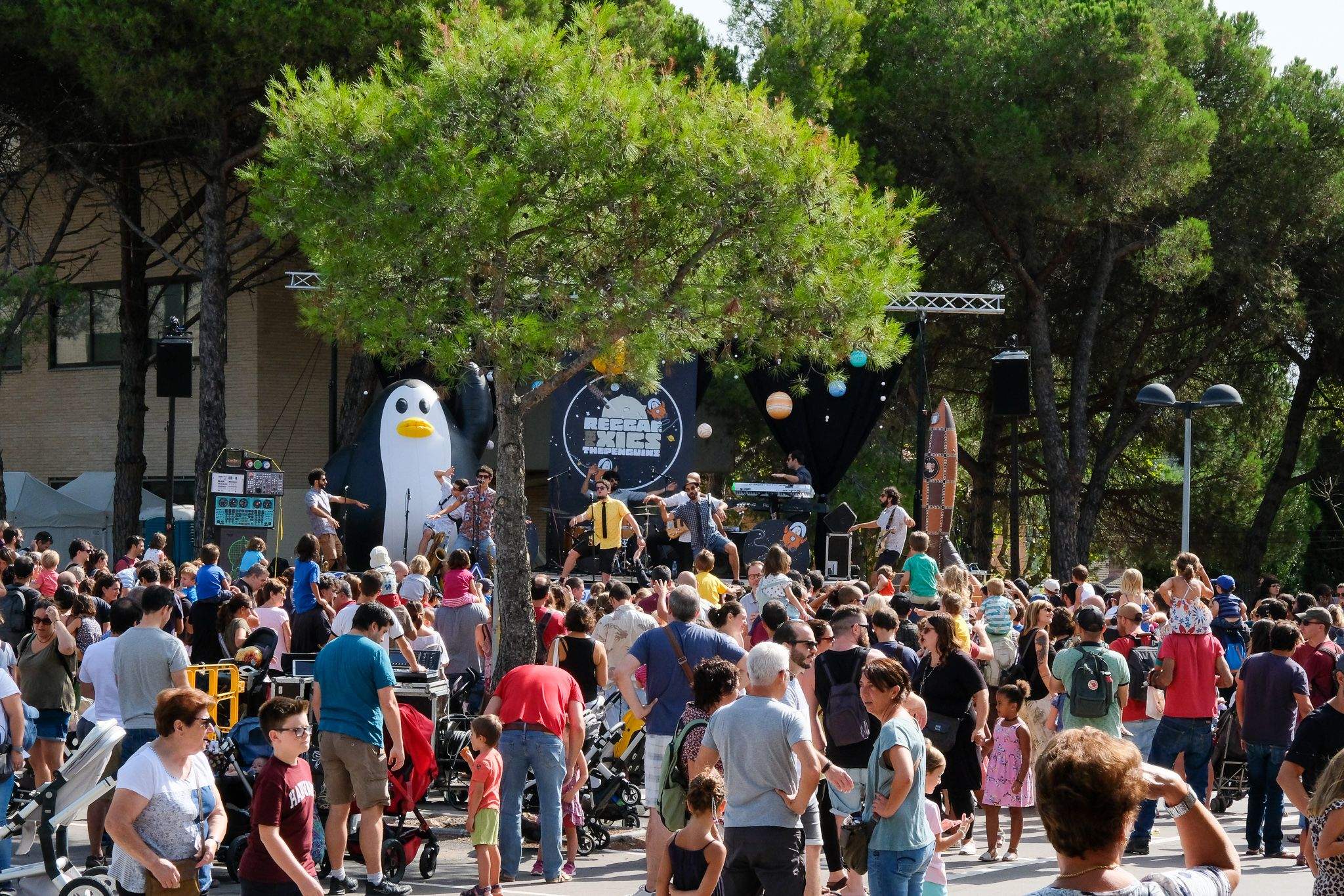 Concert familiar de reggae "Ballant damunt la lluna" per The Penguins. Foto: Ale Gómez