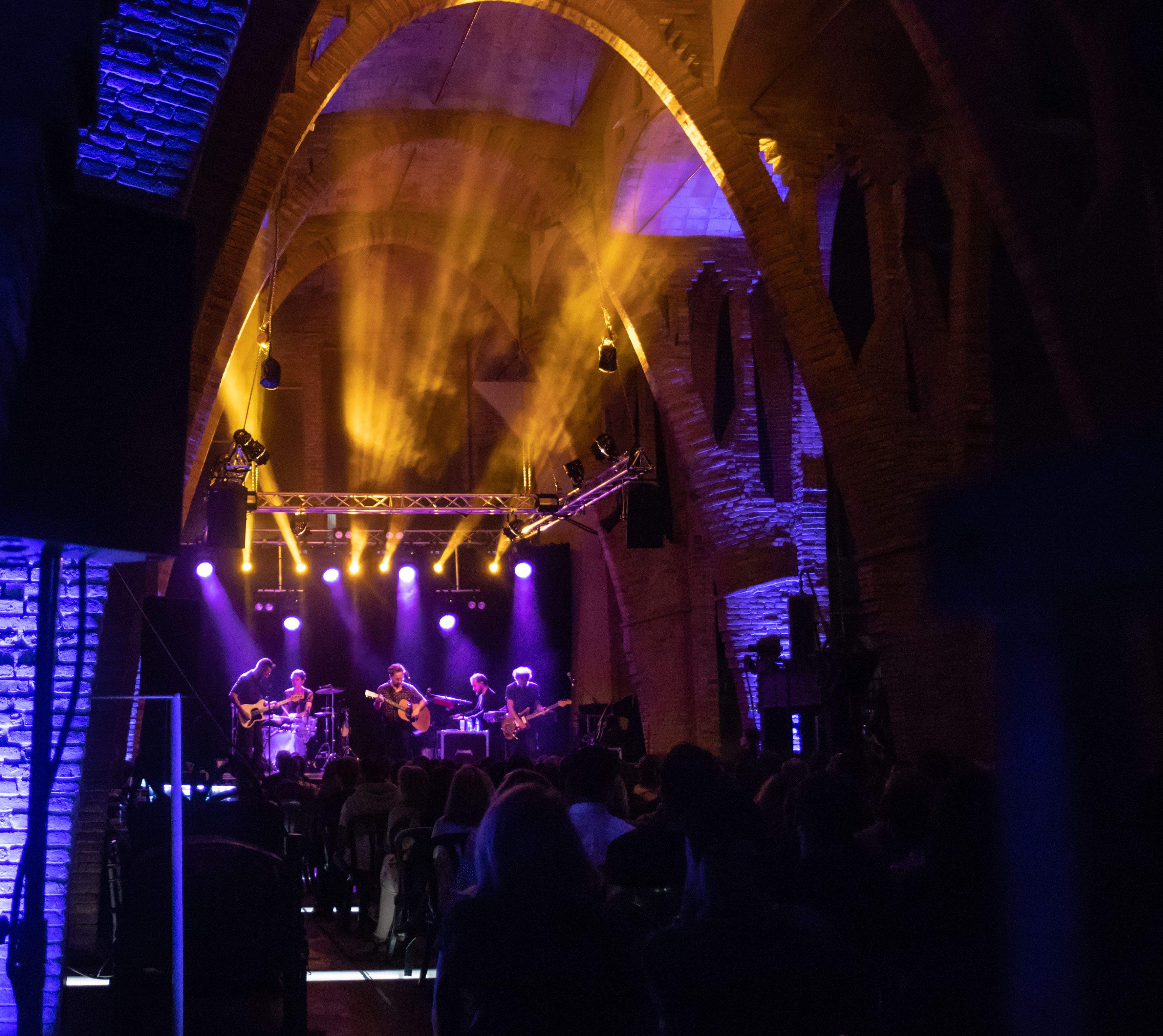 Festival Vincles al Celler Modernista. Concert: Mishima. Foto: Adrián Gómez.