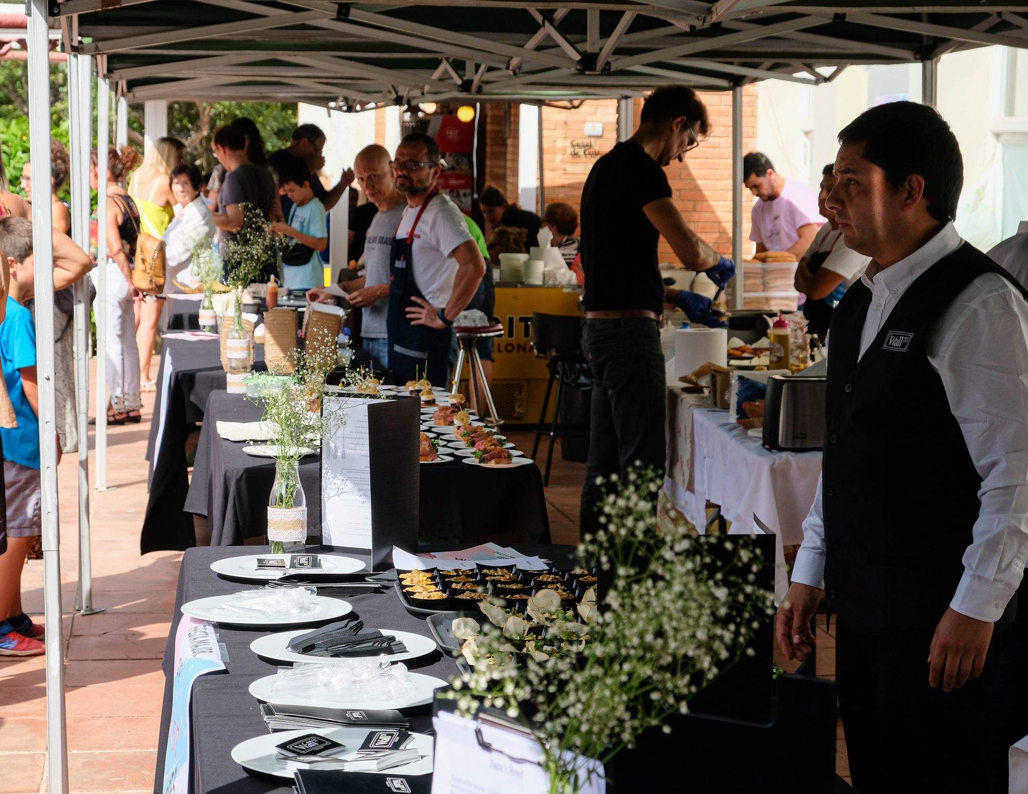 "Valldotapes" amb els castellers. Foto: Ale Gómez