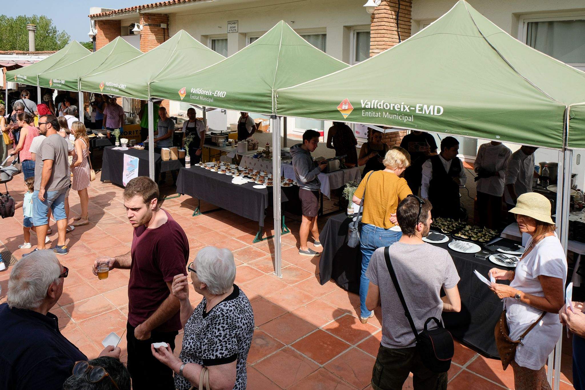 "Valldotapes" amb els castellers. Foto: Ale Gómez