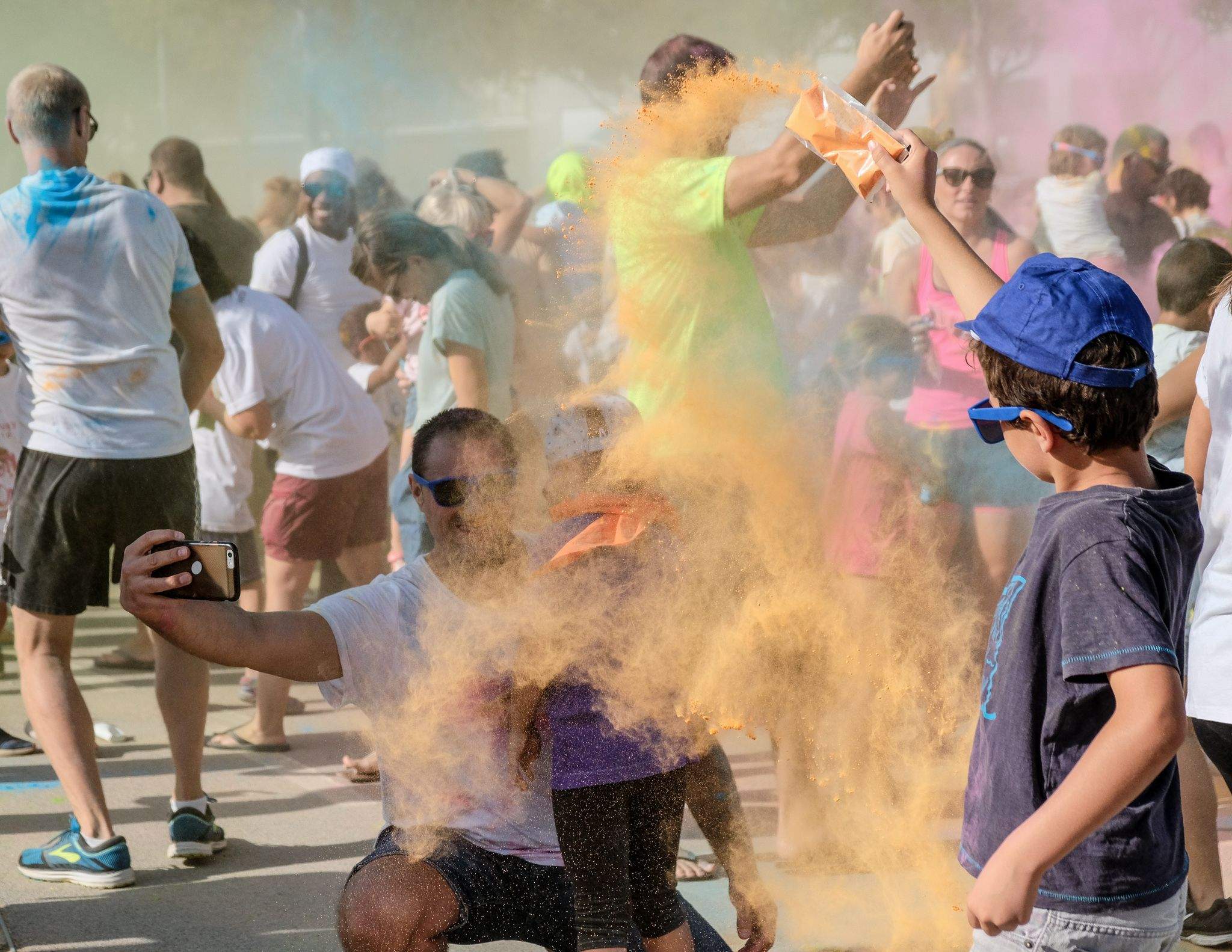 Un 'Holi festival' a la festa Major de Volpelleres. Foto: Ale Gómez