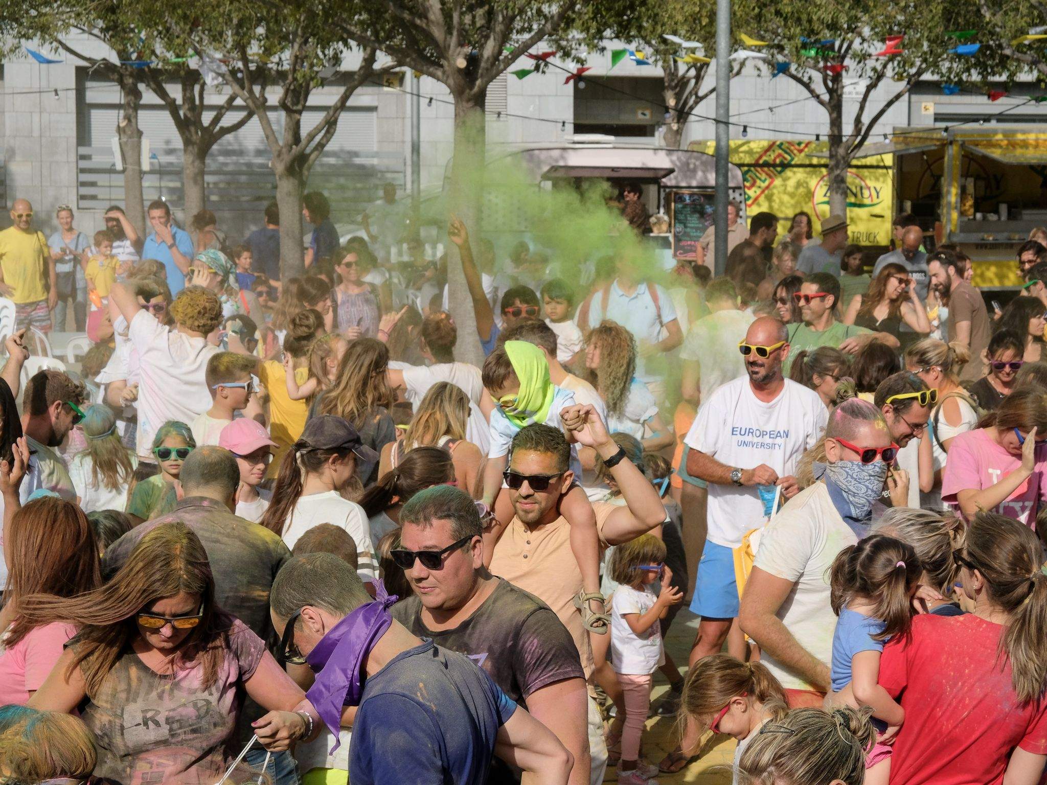 Un 'Holi festival' a la festa Major de Volpelleres. Foto: Ale Gómez