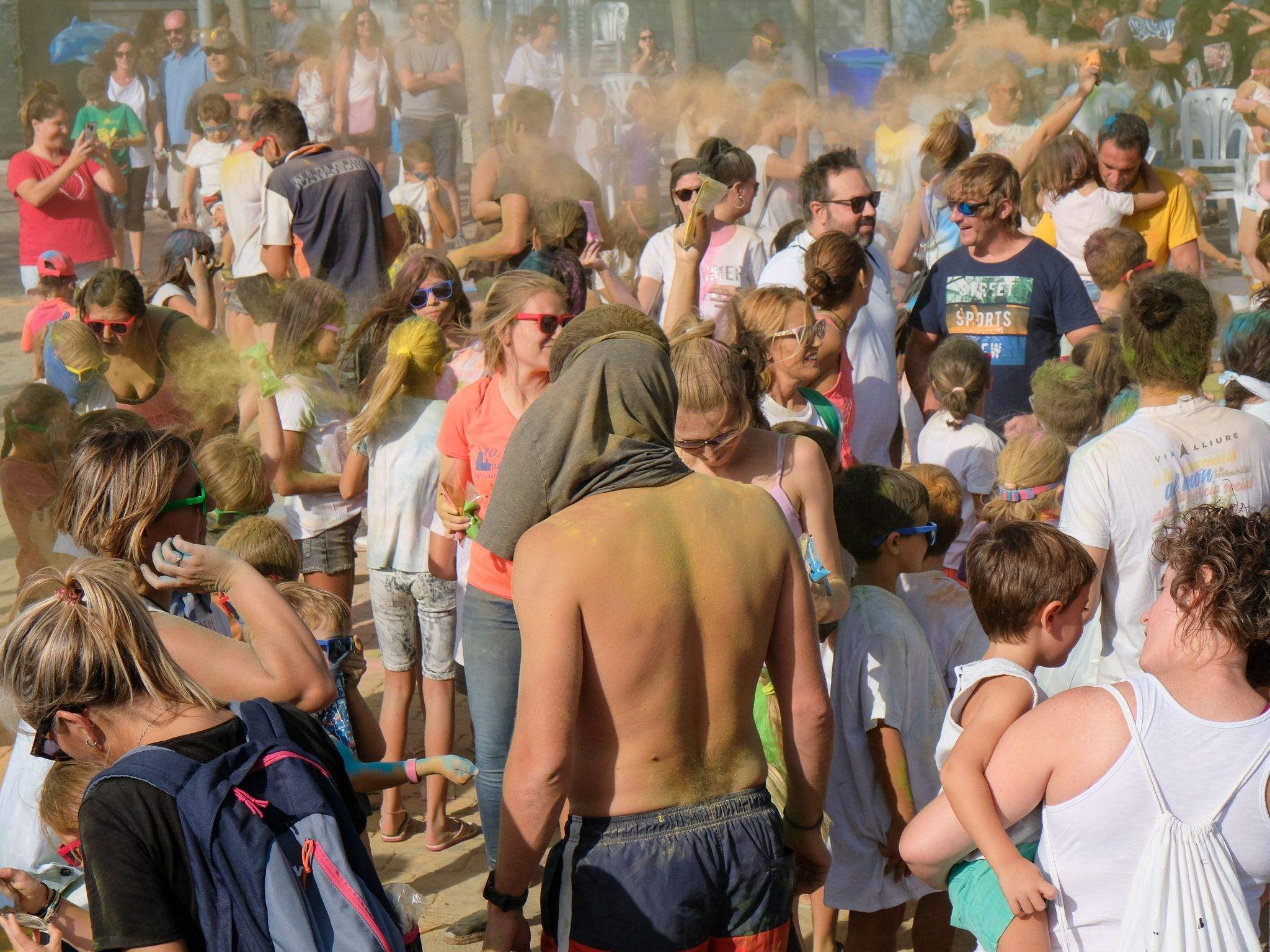 Un 'Holi festival' a la festa Major de Volpelleres. Foto: Ale Gómez