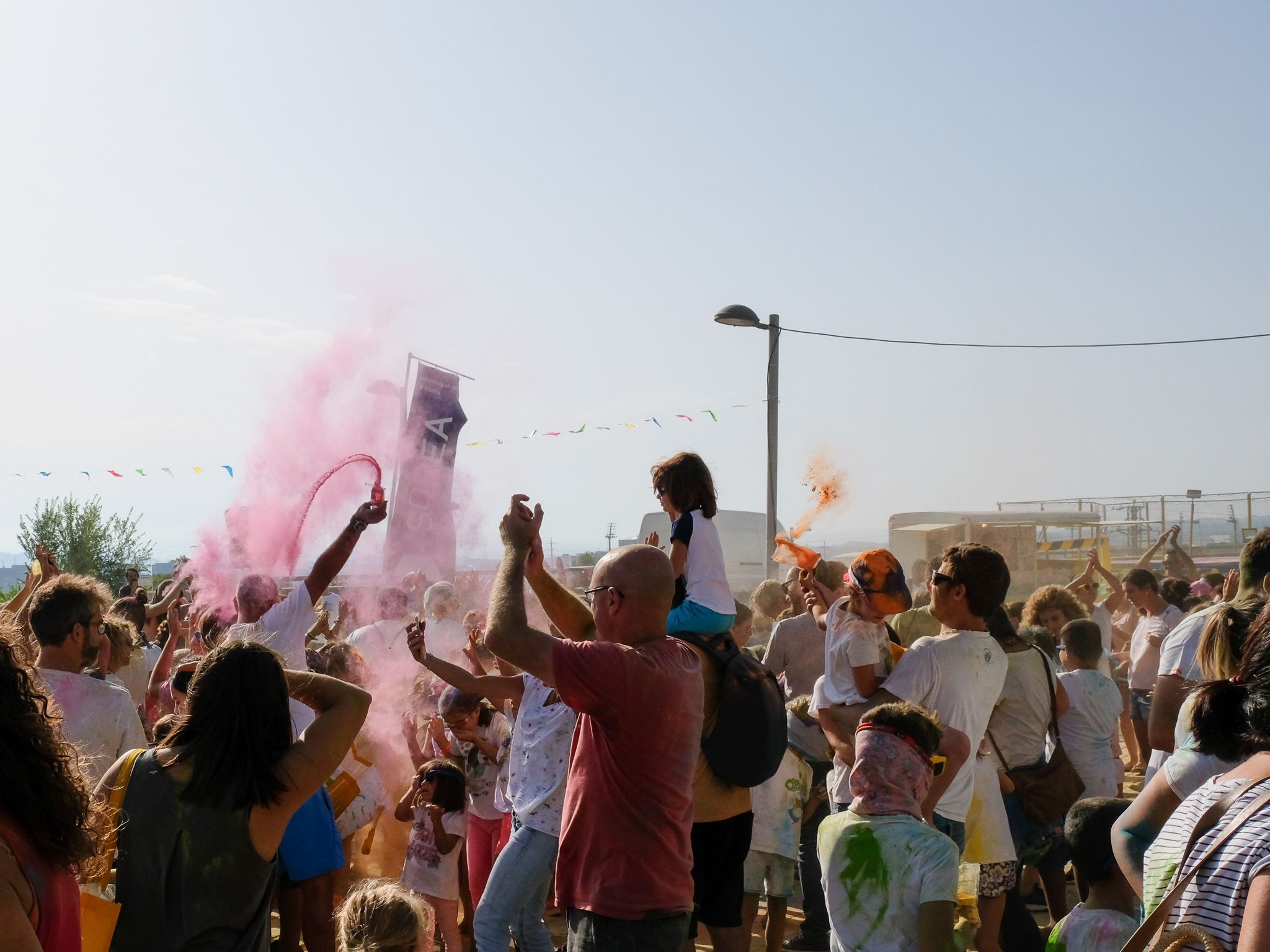 Un 'Holi festival' a la festa Major de Volpelleres. Foto: Ale Gómez