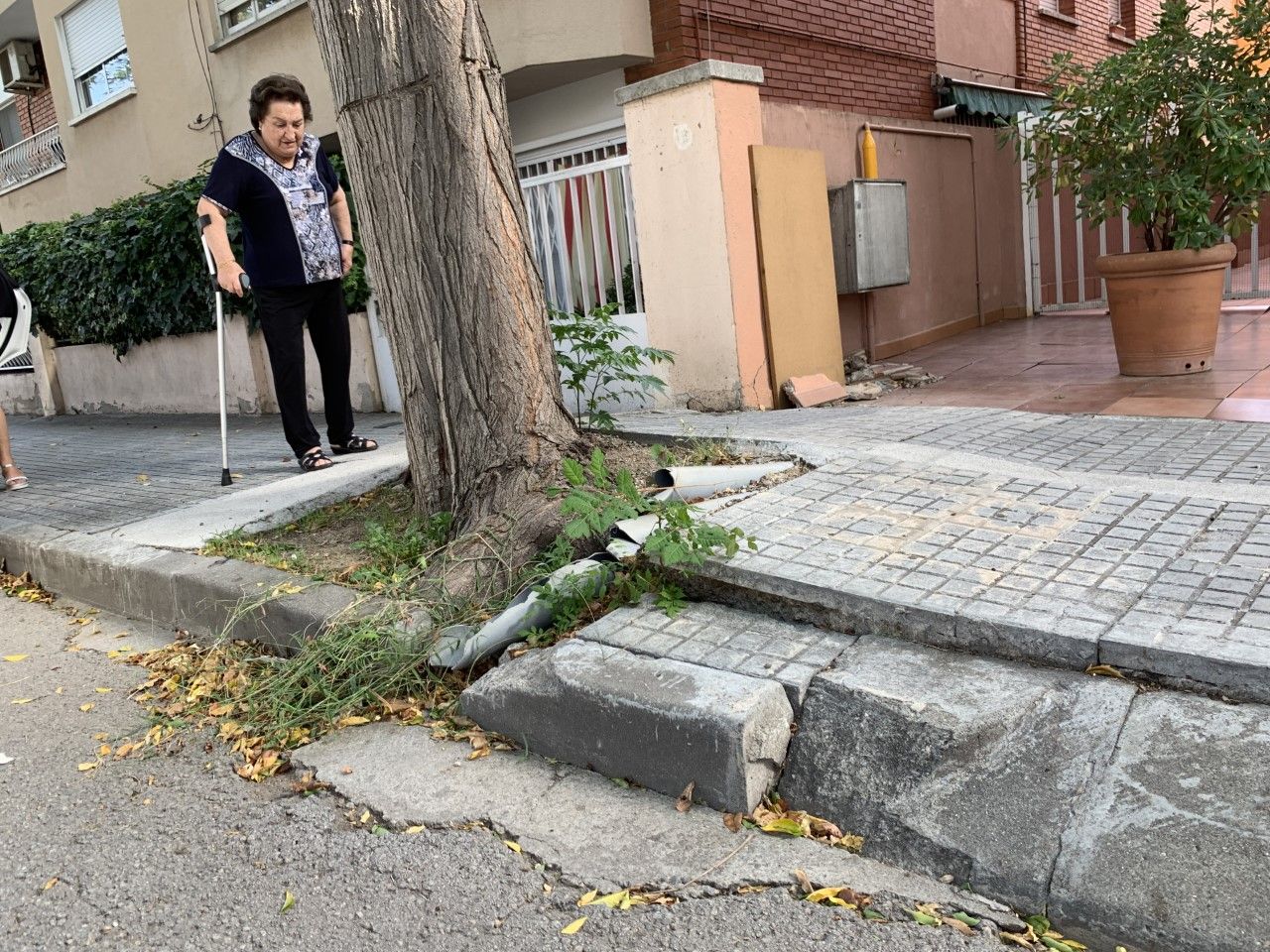 Imatge d'arxiu d'una vorera en mal estat al carrer de l'Abad Biure. FOTO: Laura Gómez