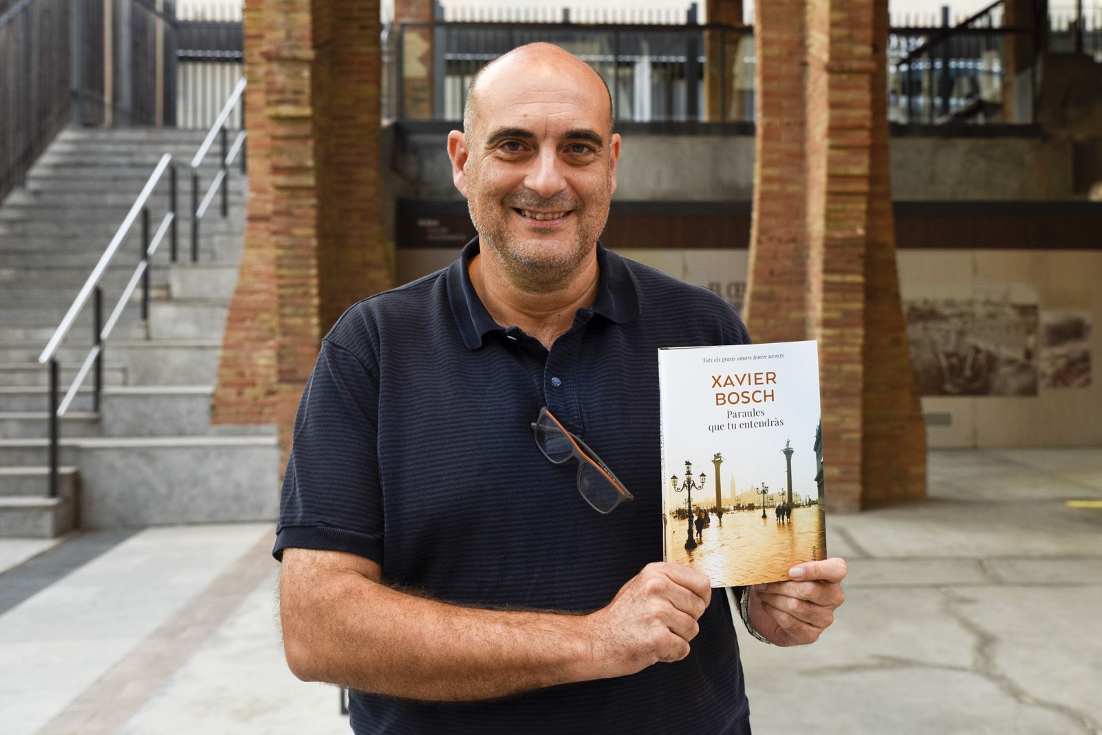 Xavier Bosch amb la seva darrera novel·la, 'Paraules que tu entendràs'. FOTO: Bernat Millet