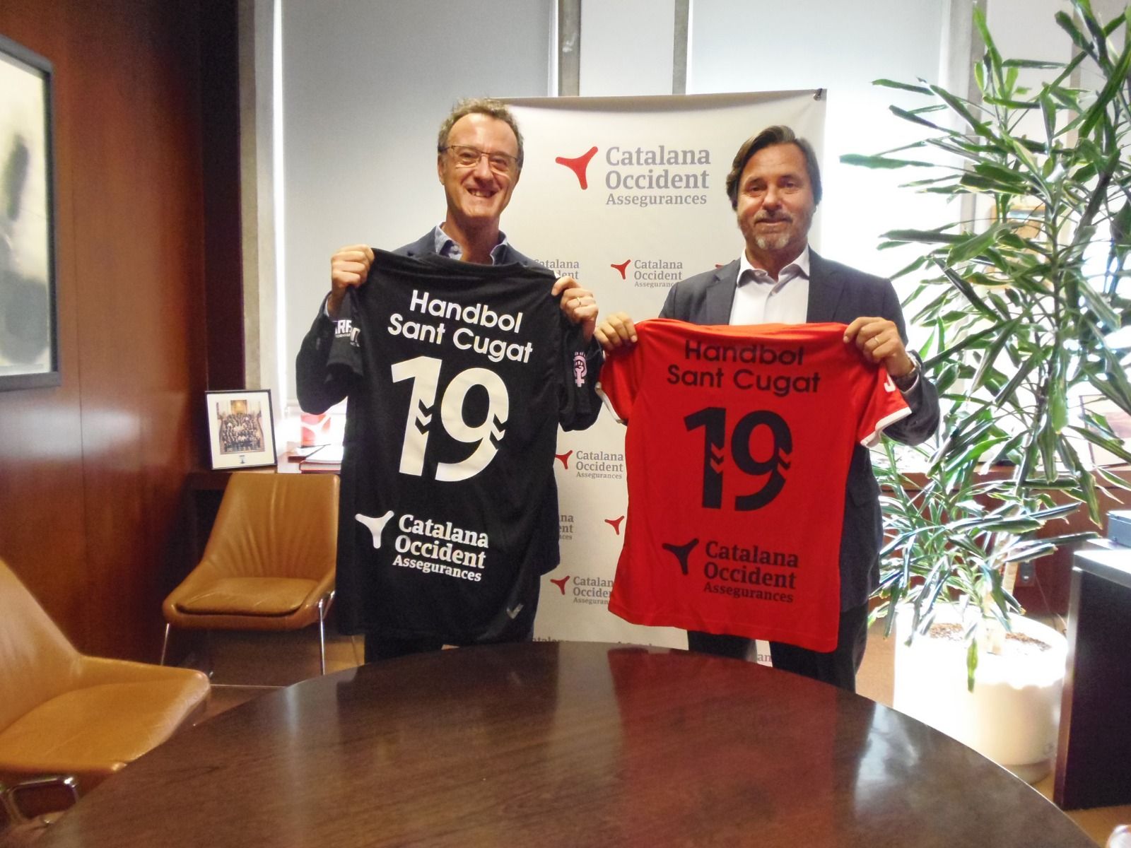 Les dues equipacions actuals del Club Handbol Sant Cugat. FOTO: Cedida