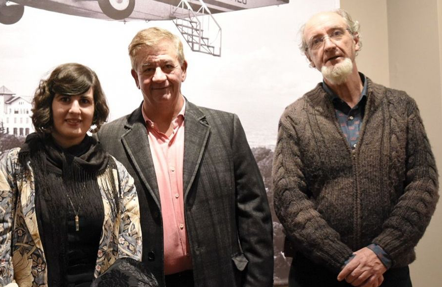 A l'esquerra, la guanyadora de la beca fotogràfica. FOTO: Bernat Millet