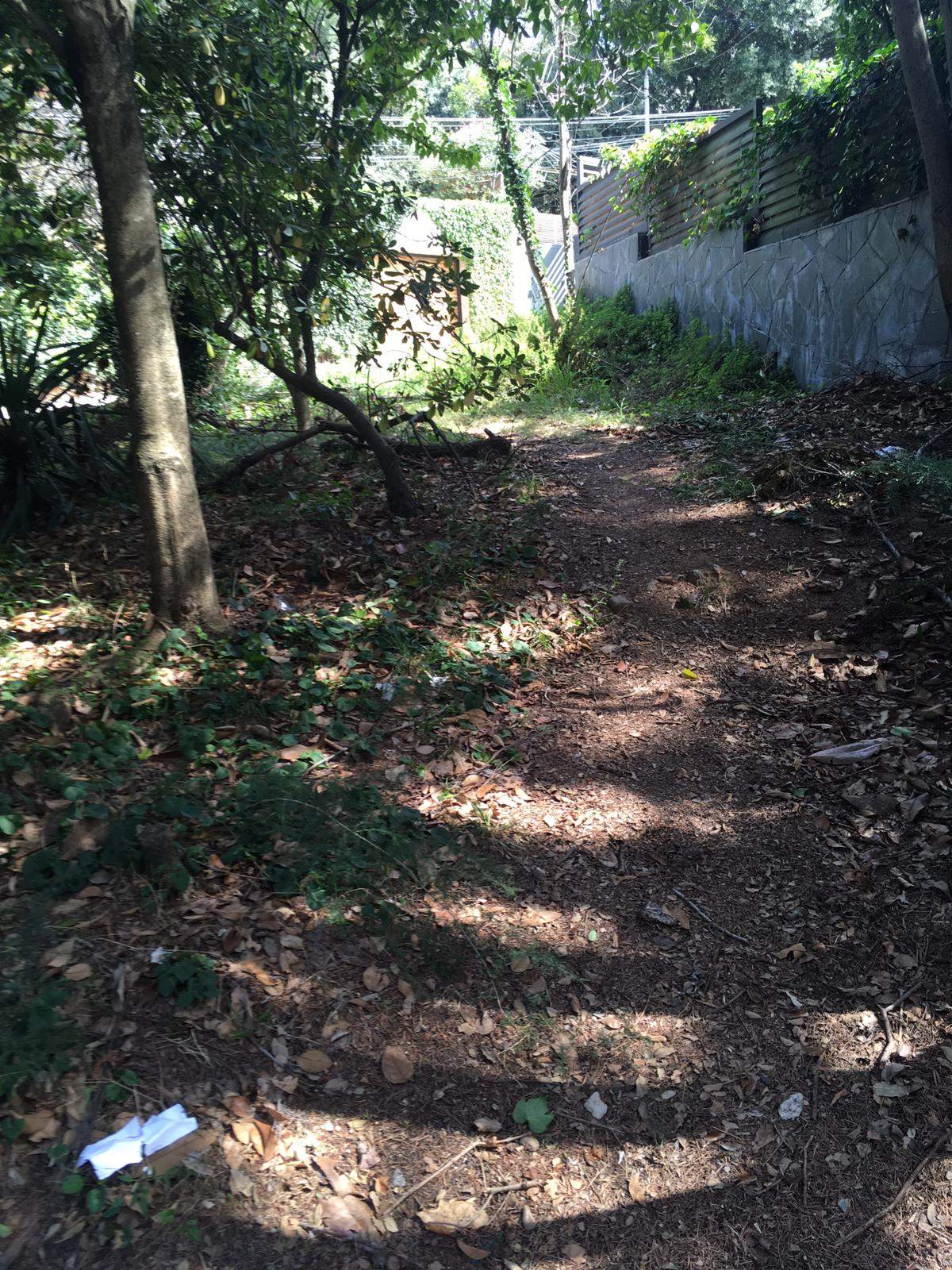 Deixadesa al carrer de Can Trabal i Oceà Atlàntic. FOTO: Magdalena Sampere