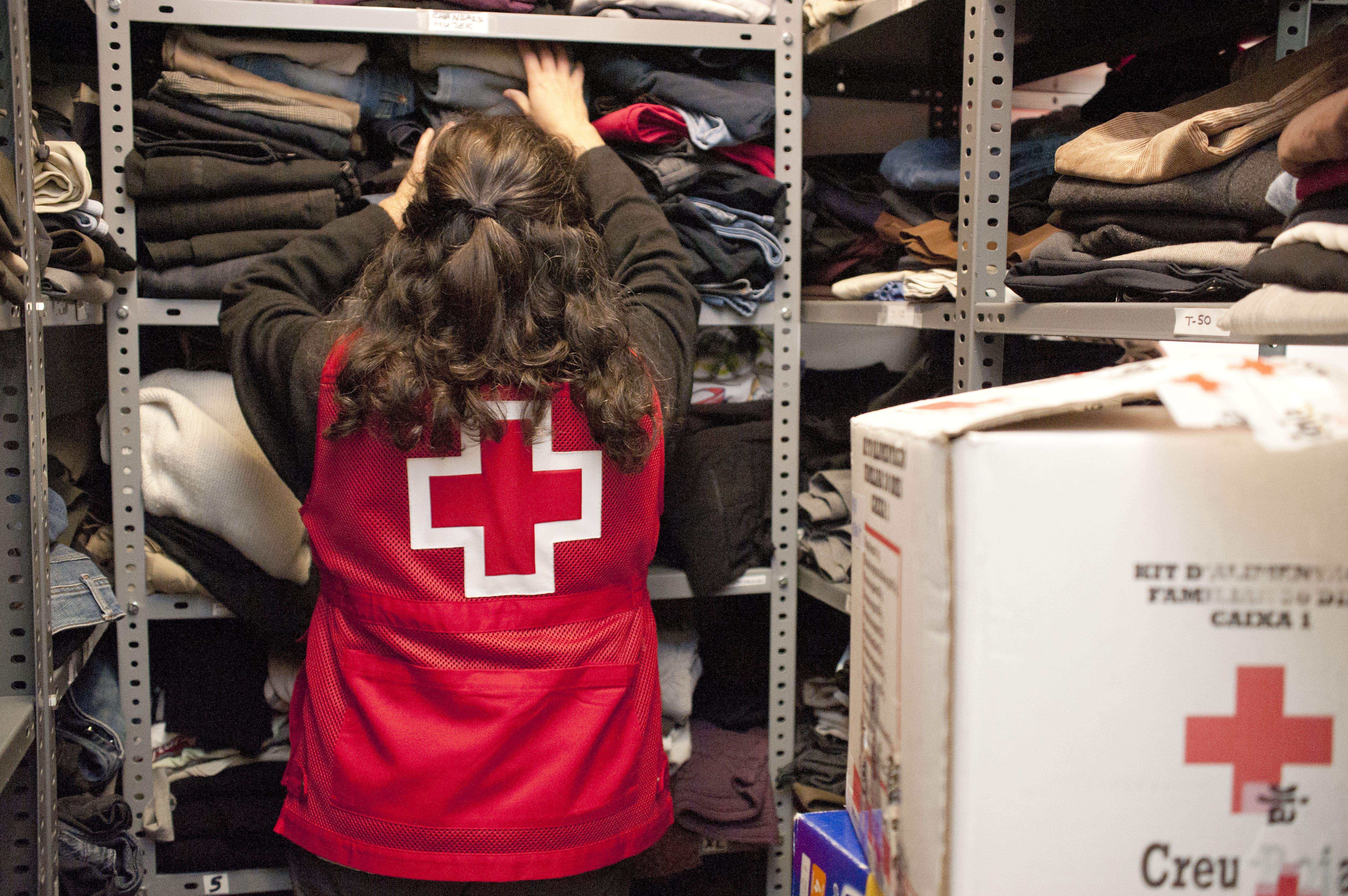 Una voluntaria de Creu Roja treballant. FOTO: Amanda Bernal