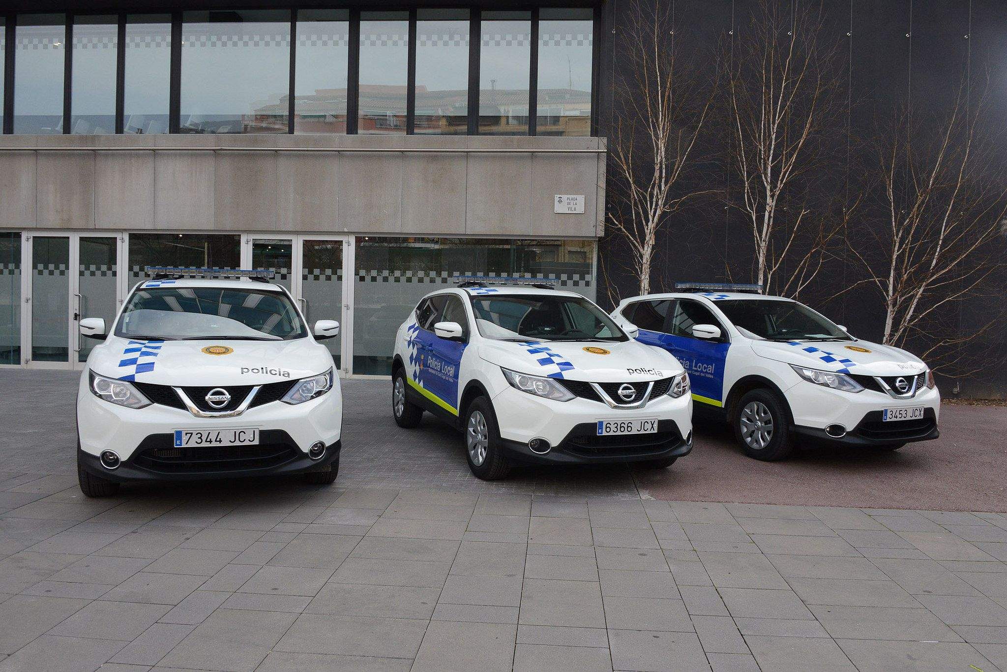 Vehicles de la Policia Local davant de la comissaria. FOTO: Localpres
