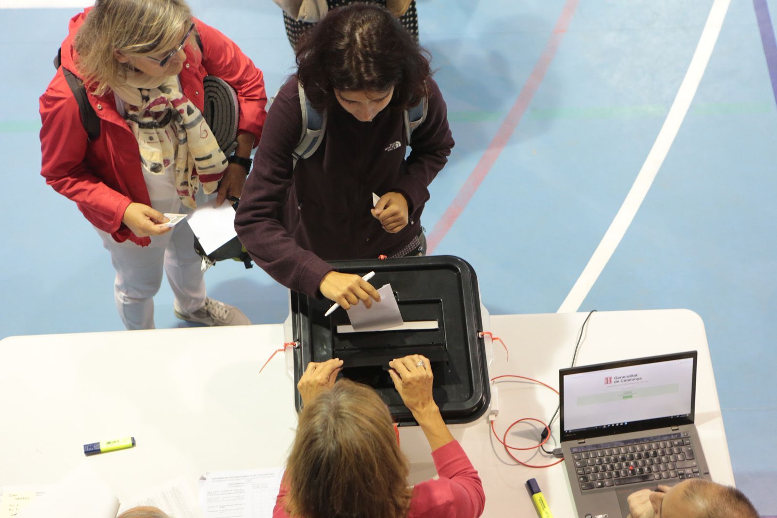 Gent votant a les escoles. Foto: Artur Rivera