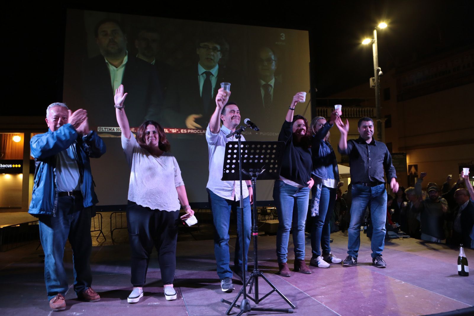 Parlaments desprès de la votació. Foto: Artur Rivera.