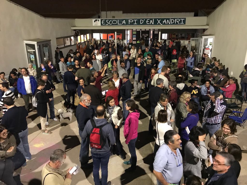 Gent a la matinada a l'escola Pi d'En Xandri. Foto: cedida