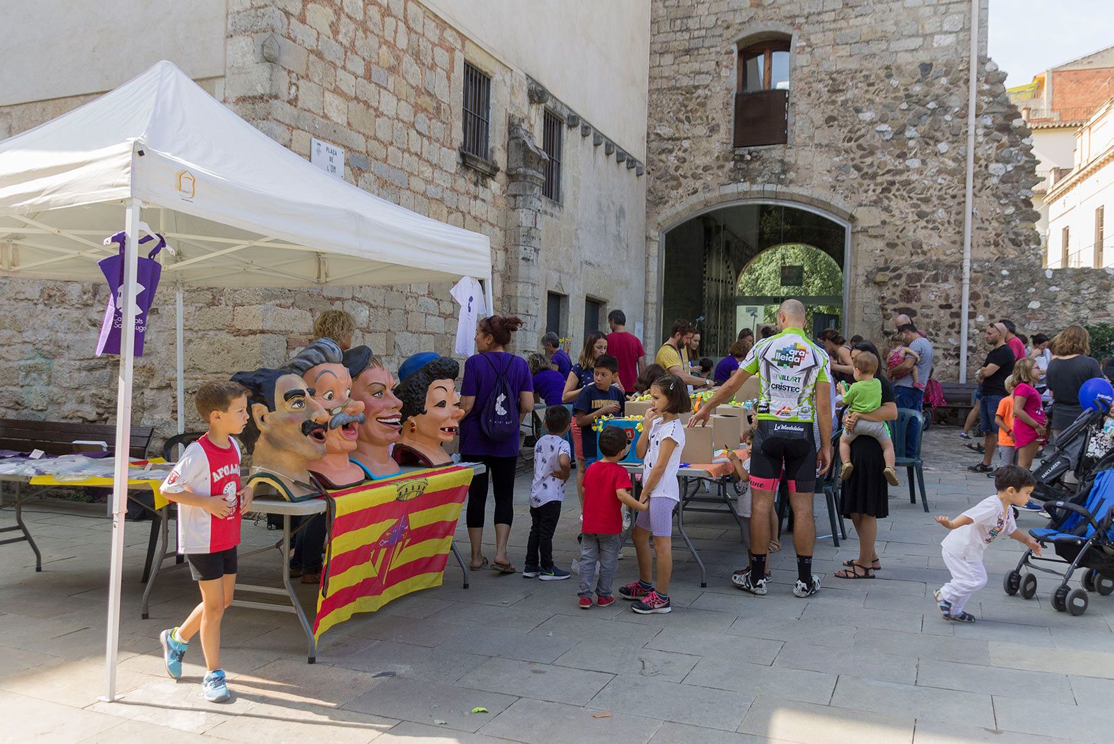 Taller de construcció de caparrots per la Diada de Testes. FOTO: Paula Galván