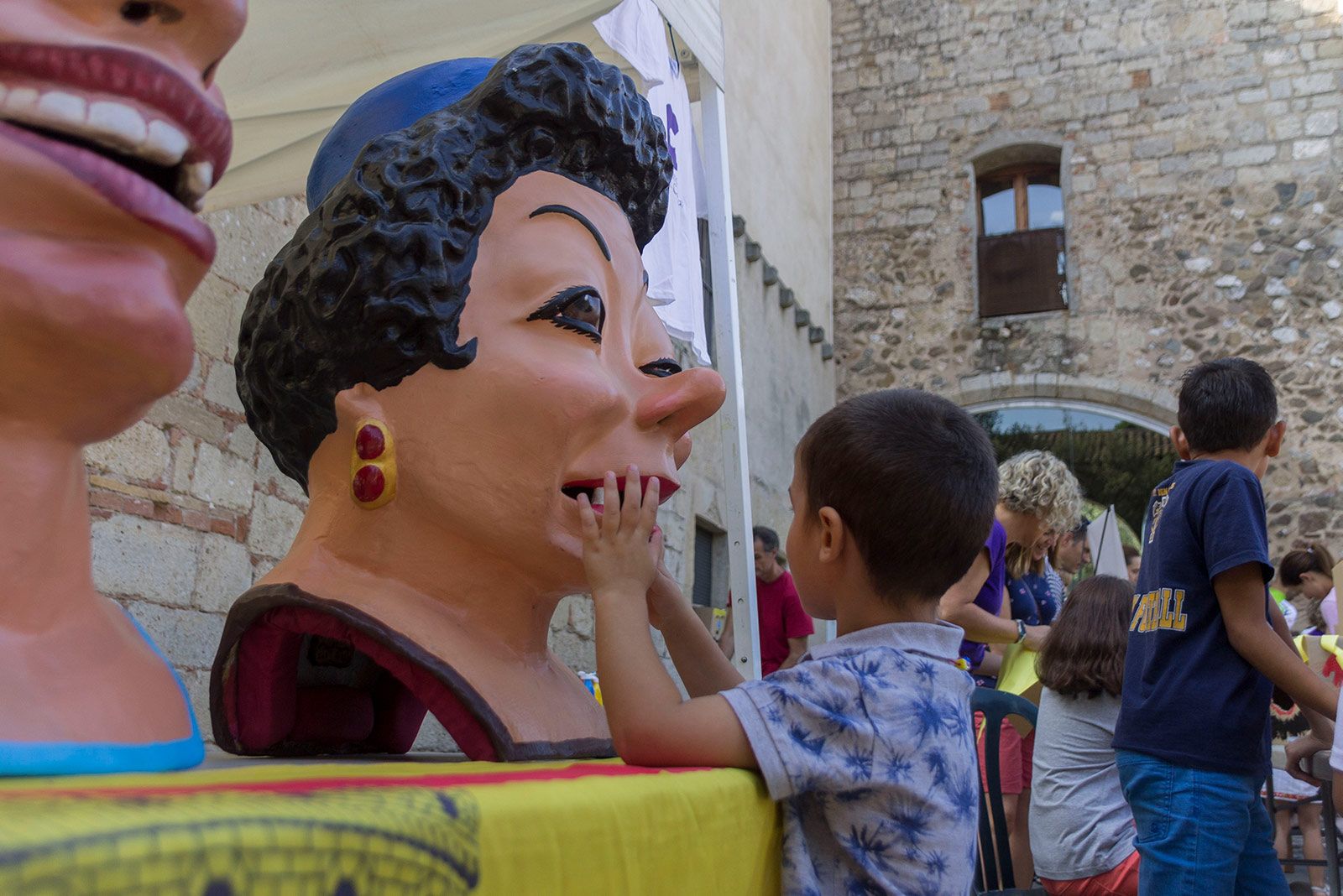Taller de construcció de caparrots per la Diada de Testes. FOTO: Paula Galván