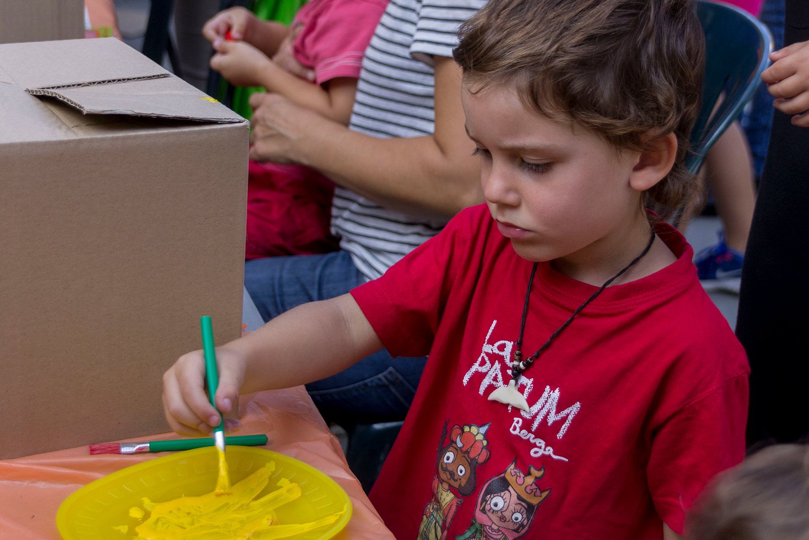 Taller de construcció de caparrots per la Diada de Testes. FOTO: Paula Galván