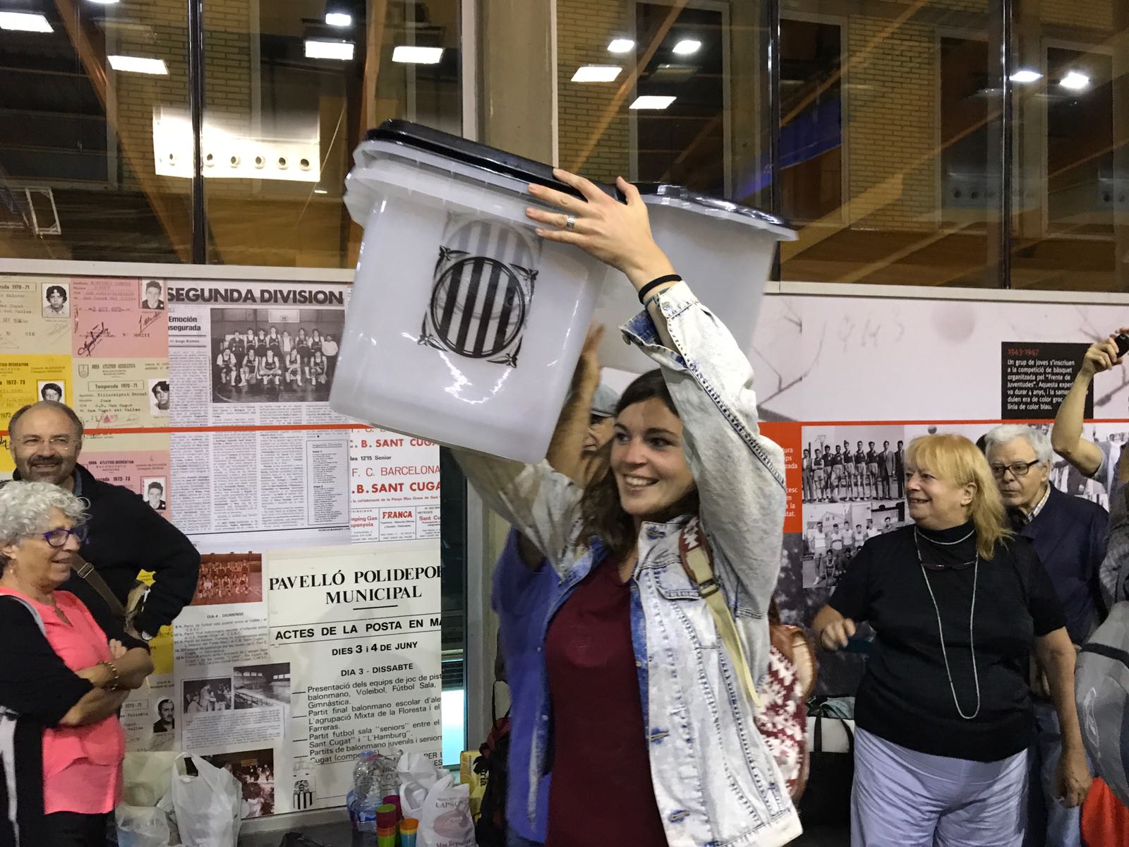 Moment de l'arribada de les urnes de l'1-O en un col·legi electoral. FOTO: JR. Armadàs