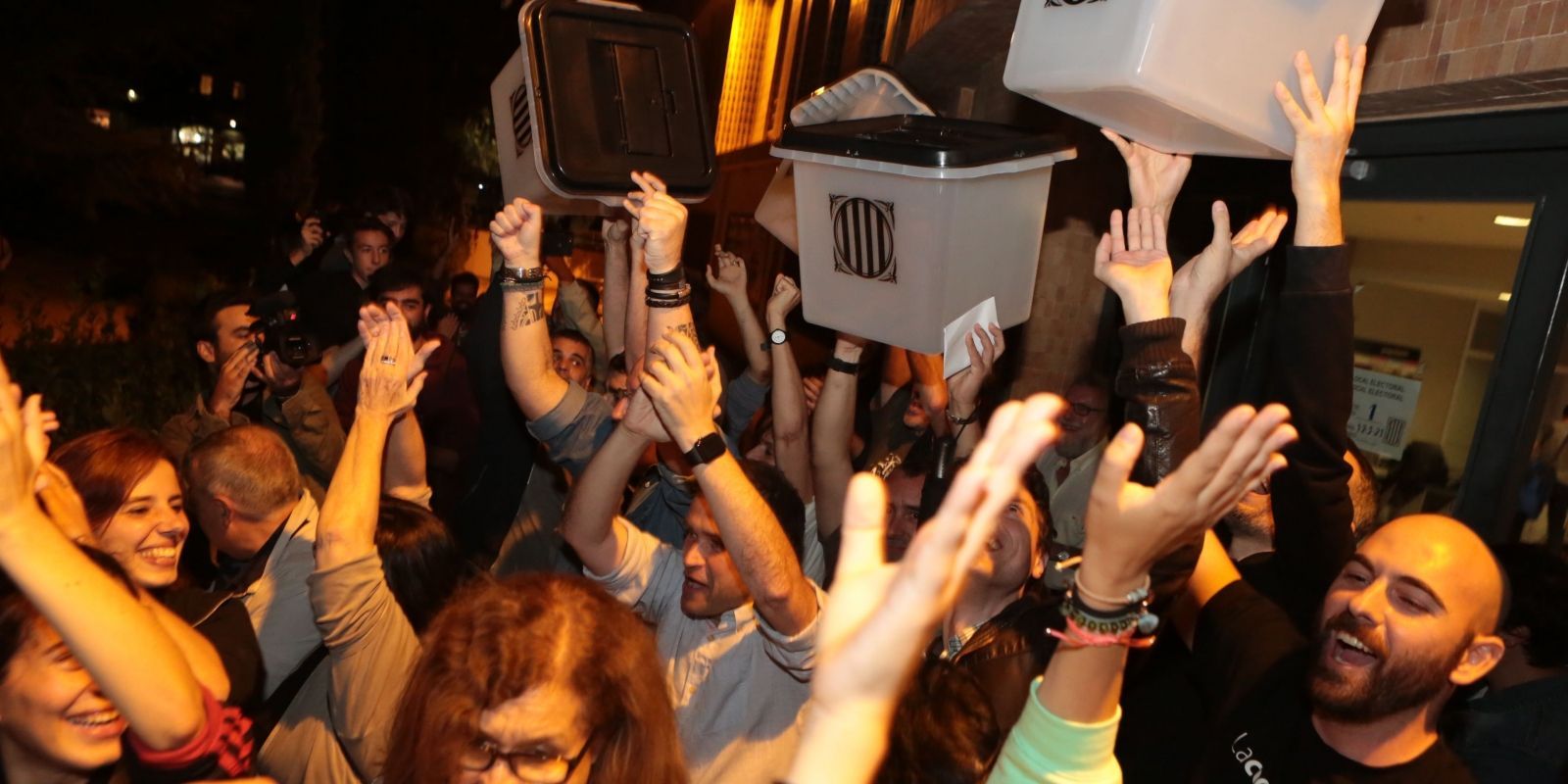 Moment de celebració un cop acabada la jornada de votacions de l'1-O a Sant Cugat. FOTO: Artur Ribera