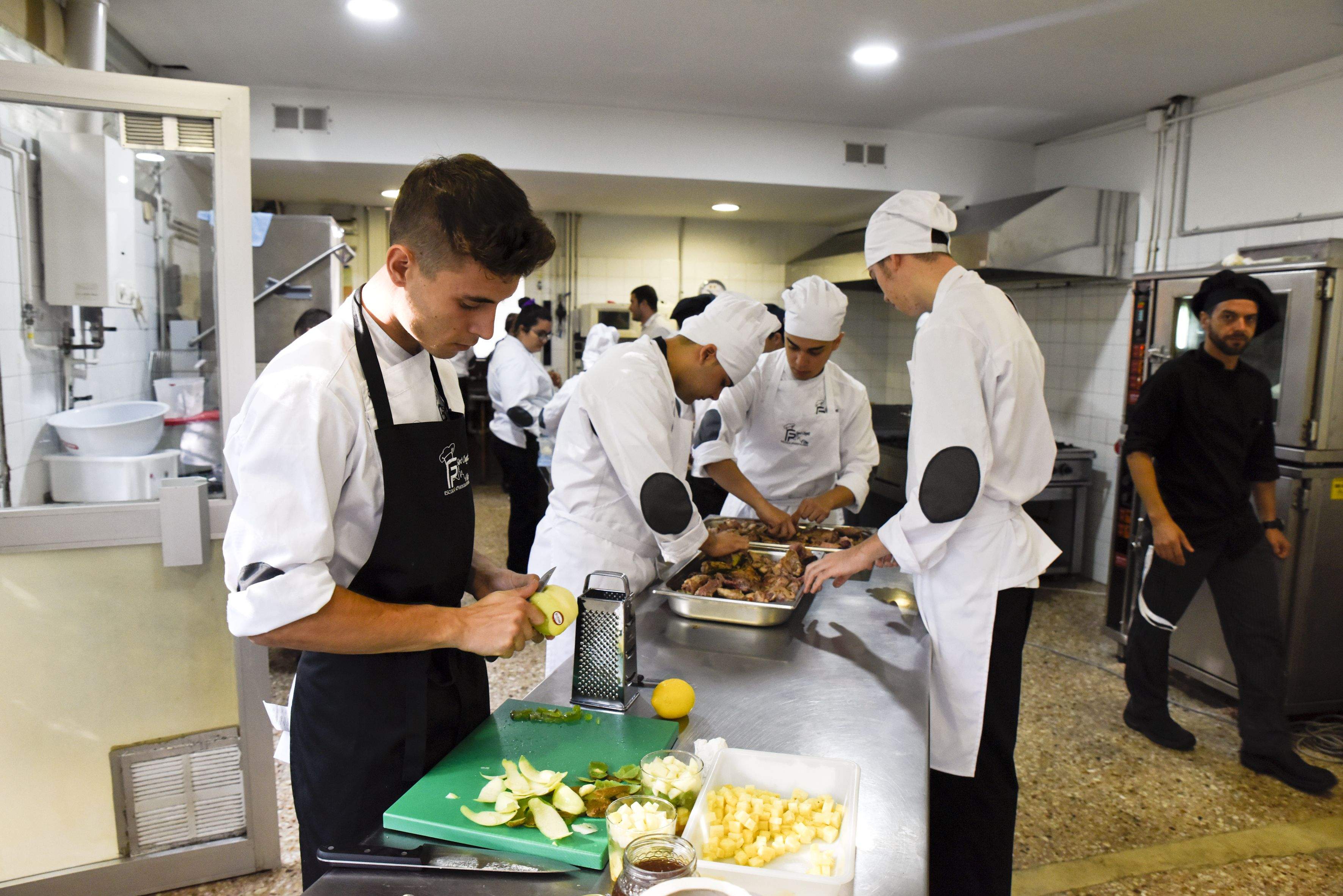 Alumnes del curs de Formació Professional de Cuina de Sant Cugat. FOTO: Bernat Millet