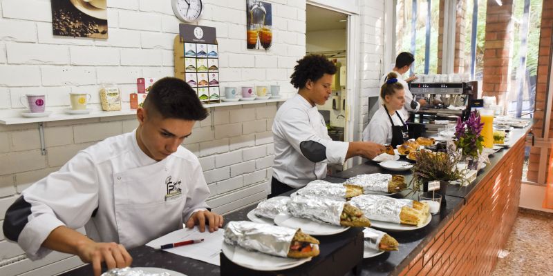 Alumnes del curs de Formació Professional de cuina. FOTO: Bernat Millet