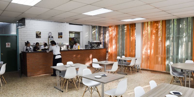 Sala del restaurant-cafeteria INS FP el Rosetó de Sant Cugat. FOTO: Bernat Millet