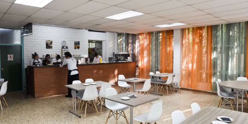 Sala del restaurant-cafeteria INS FP el Rosetó de Sant Cugat. FOTO: Bernat Millet