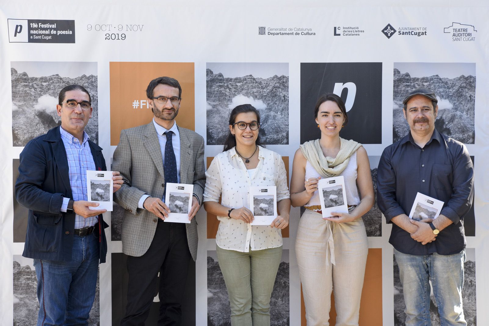 Pep Tugues (director del Teatre-Auditori), Oriol Ponsatí (director de la Institució de Lletres Catalanes), Esther Madrona (tinenta d'alcaldia de Cultura), Amanda Bernal (fotògrafa) i Jordi Lara (director de la Nit de Poesia) FOTO: Bernat Millet