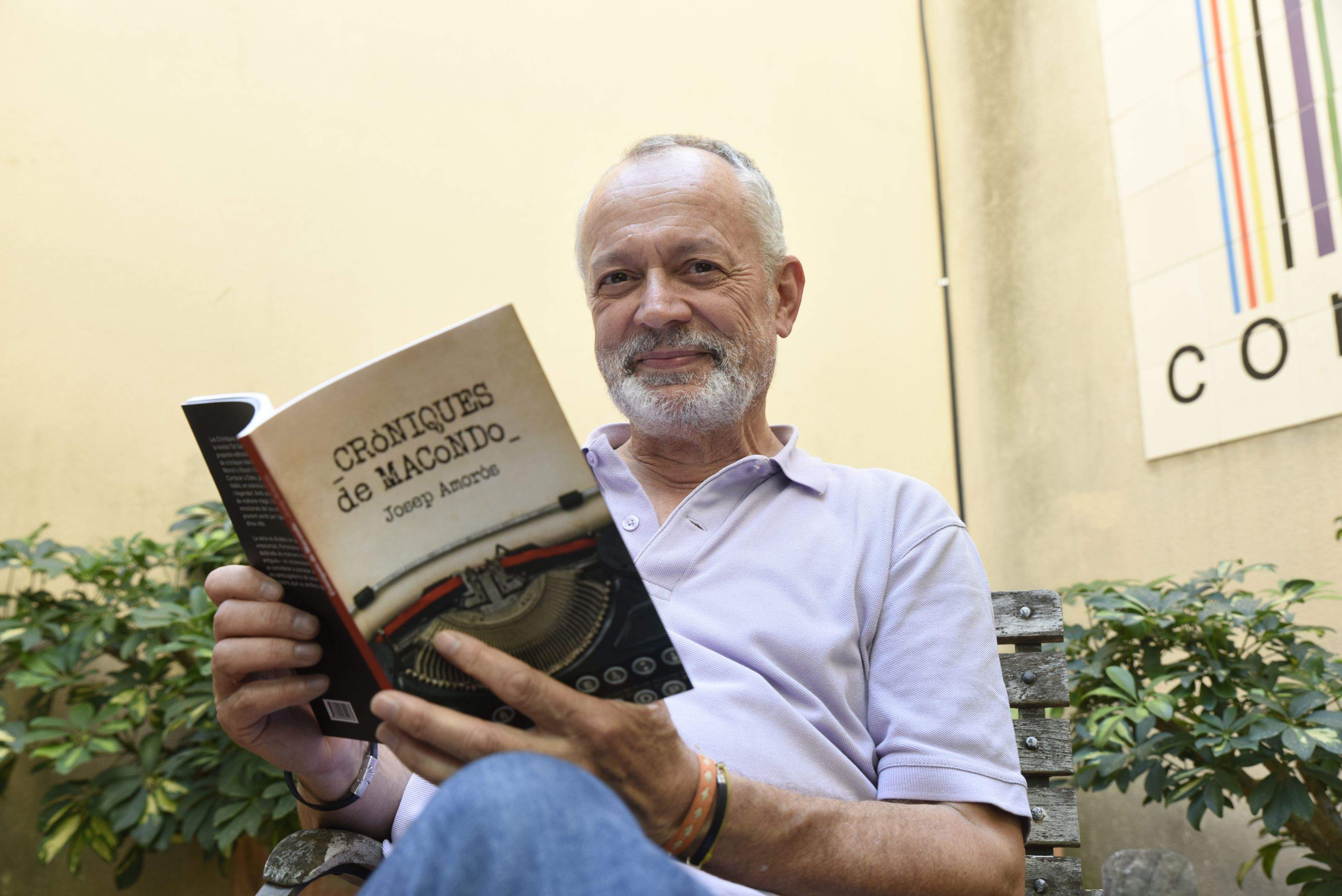 Josep Amorós, amb Cròniques de Macondo. FOTO: Bernat Millet