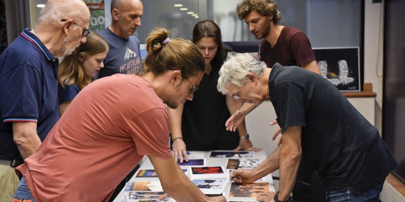 El jurat del TOT Fotoportada deliberant. FOTO: TOT Sant Cugat