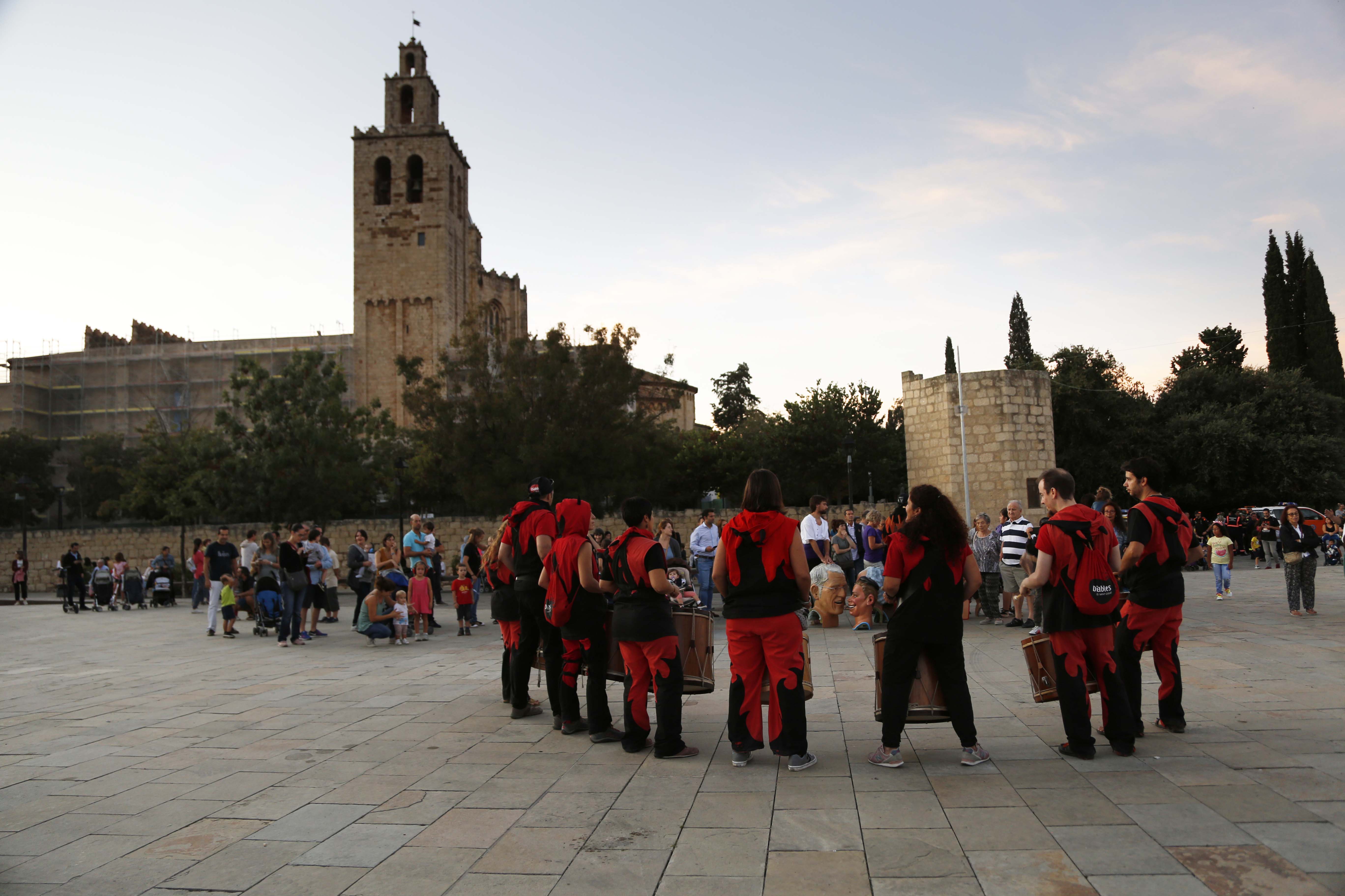 Tabalada d' inici a càrrec dels Tabalers dels Diables de Sant Cugat per la Festa Major del barri del Monestir- Sant Francesc 2019 . FOTO: Anna Bassa