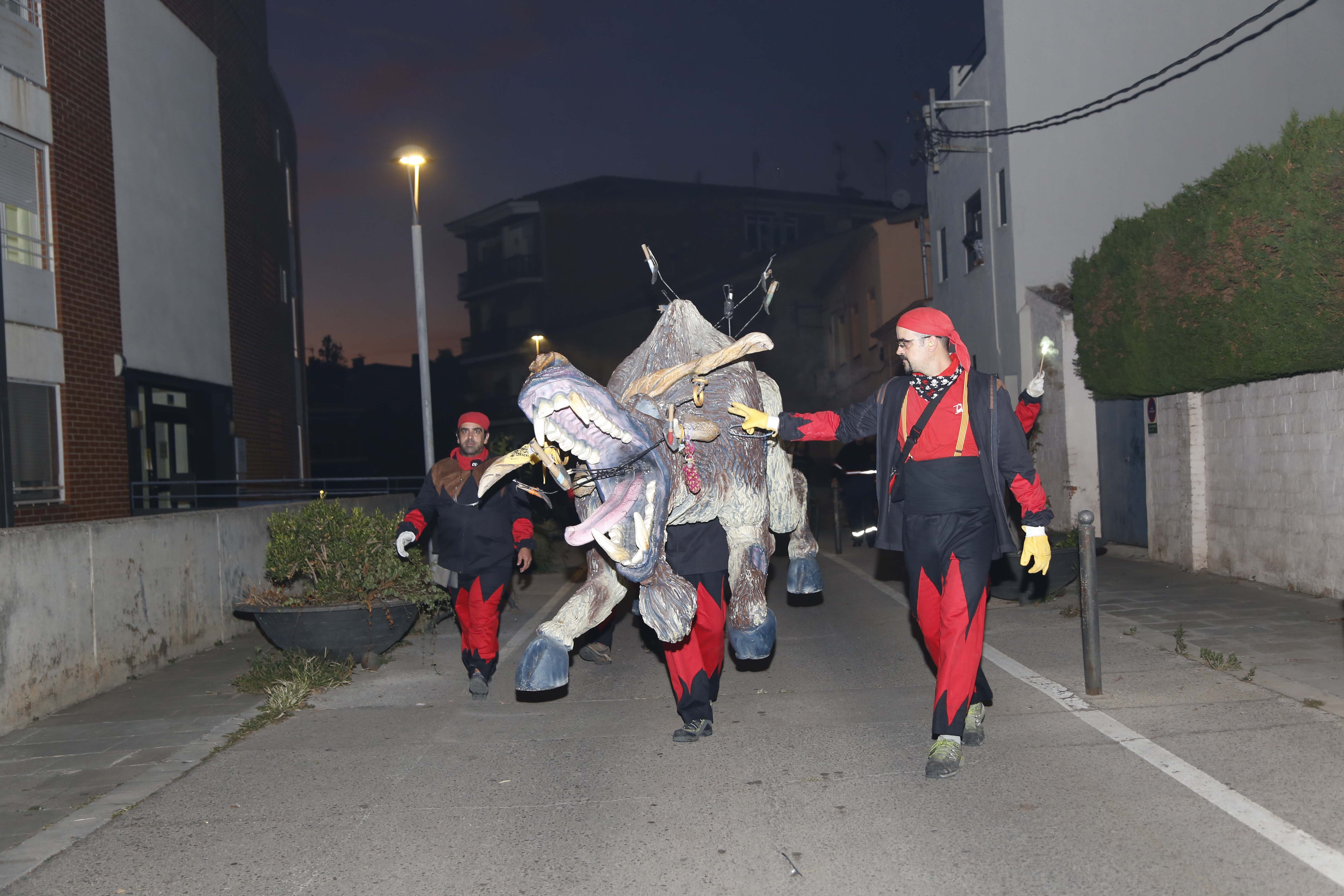 Cercavila  popular amb els Caparrots, els diables de Sant Cugat i l'Escola de Música Tradicional de Sant Cugat per la Festa Major del barri del Monestir- Sant Francesc 2019. FOTO: Anna Bassa