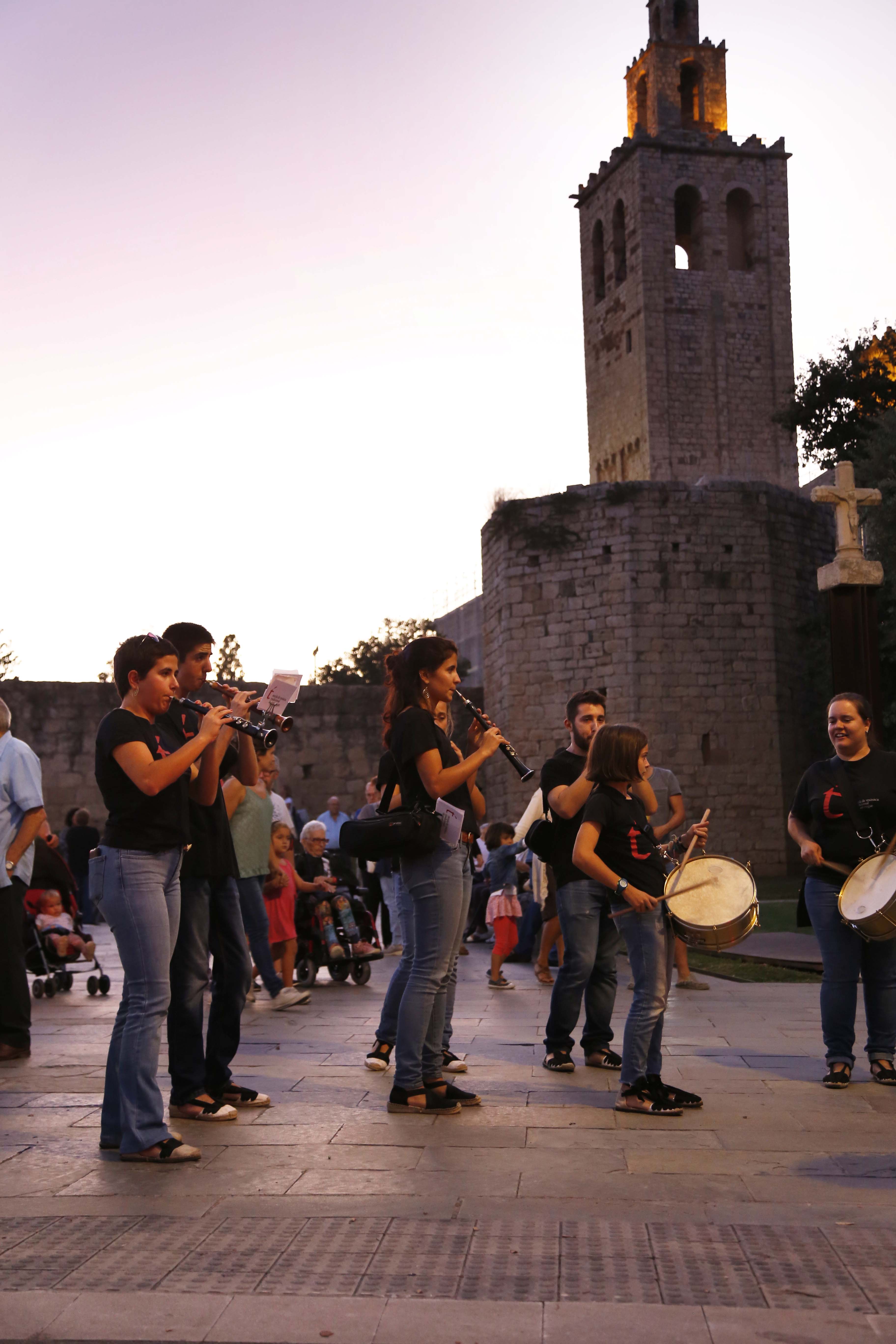Cercavila  popular amb els Caparrots, els diables de Sant Cugat i l'Escola de Música Tradicional de Sant Cugatper la Festa Major del barri del Monestir- Sant Francesc 2019. FOTO: Anna Bassa