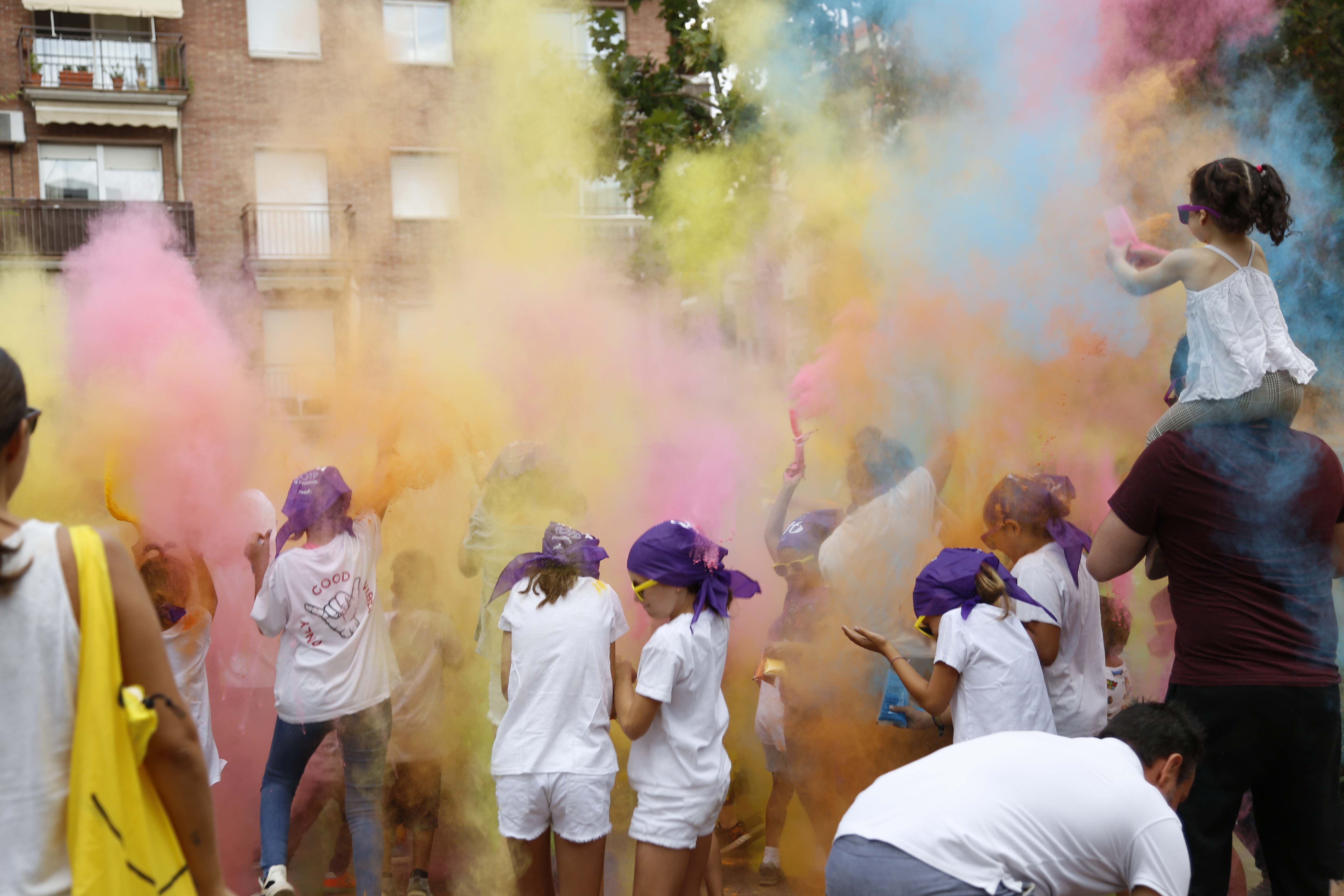 Festa Holi per la Festa Major del barri del Monestir- Sant Francesc 2019. FOTO: Anna Bassa