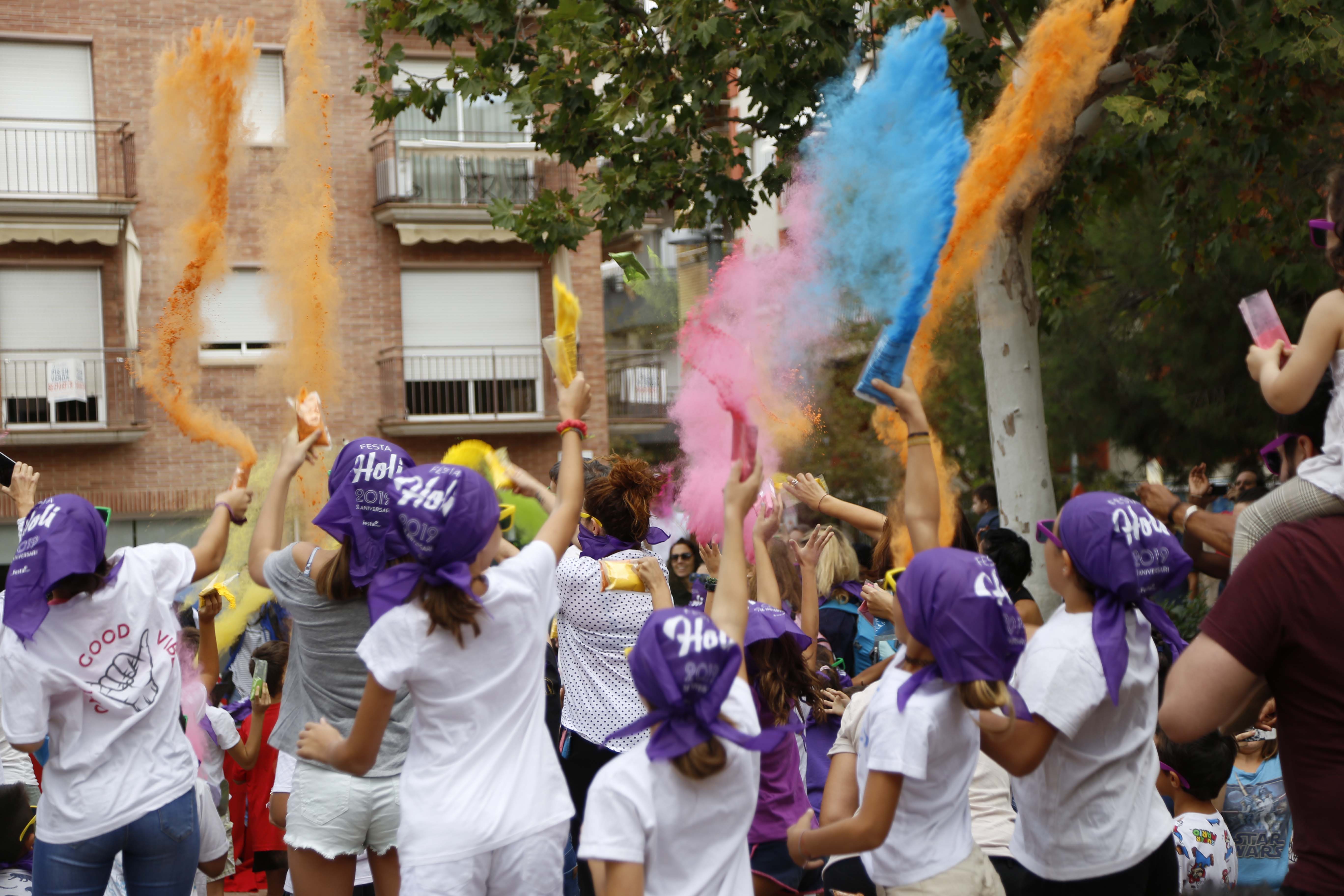Festa Holi a la Festa Major del barri del Monestir-Sant Francesc 2019. FOTO: Anna Bassa