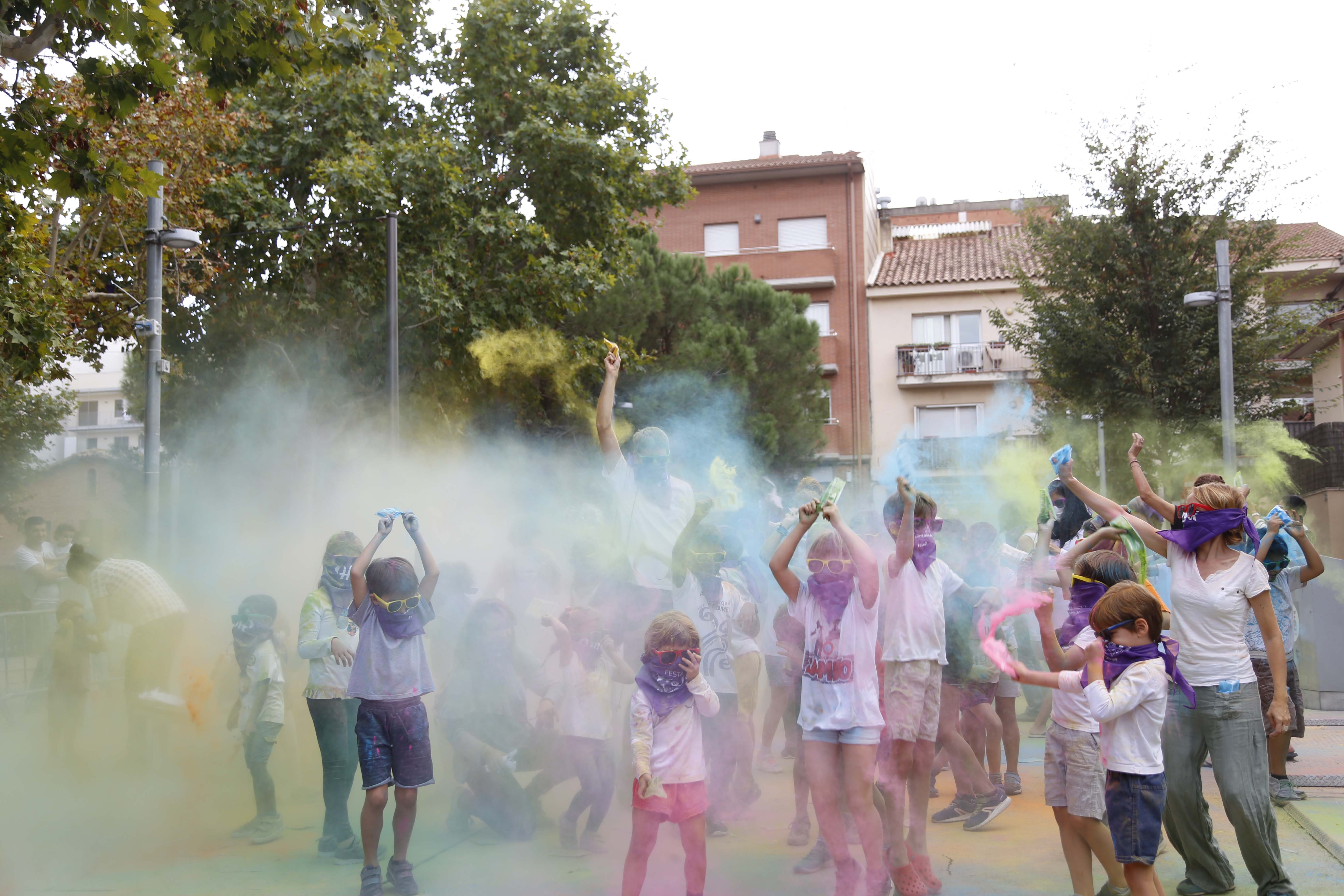 Festa Holi a la Festa Major del barri del Monestir-Sant Francesc 2019. FOTO: Anna Bassa