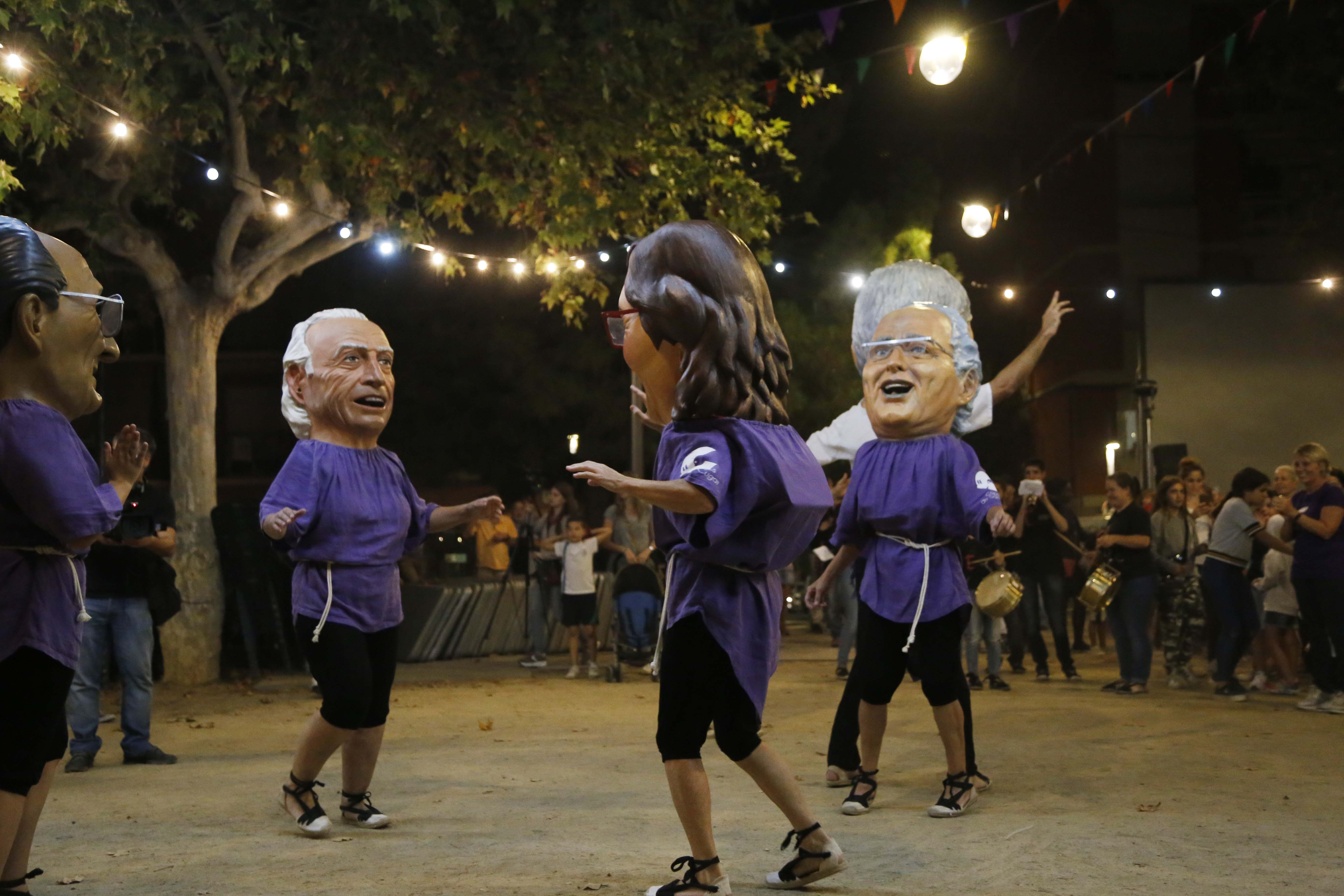 Cercavila d'inici de la festa major del barri del Monestir. FOTO: Anna Bassa
