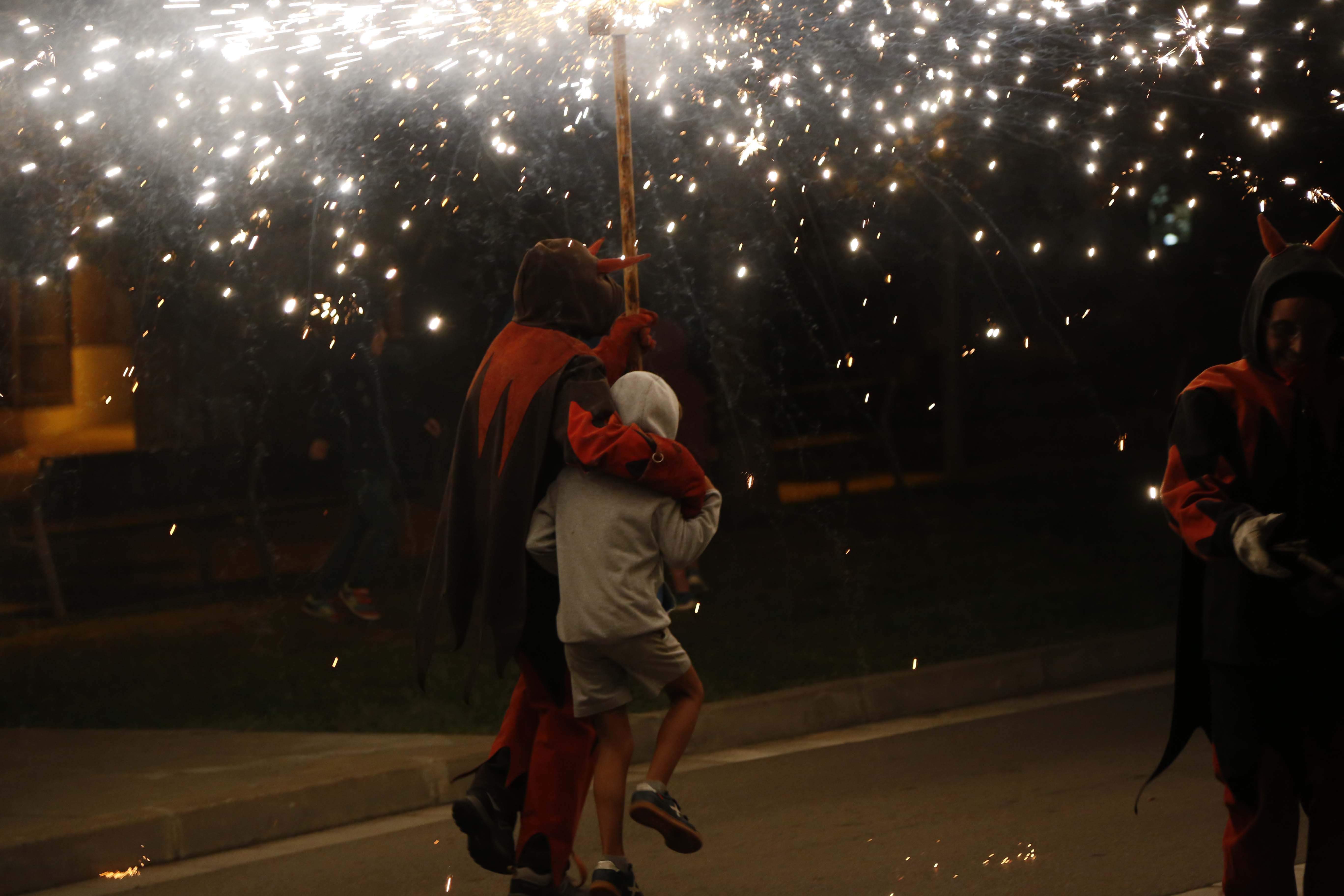 Cercavila d'inici de la festa major del barri del Monestir. FOTO: Anna Bassa