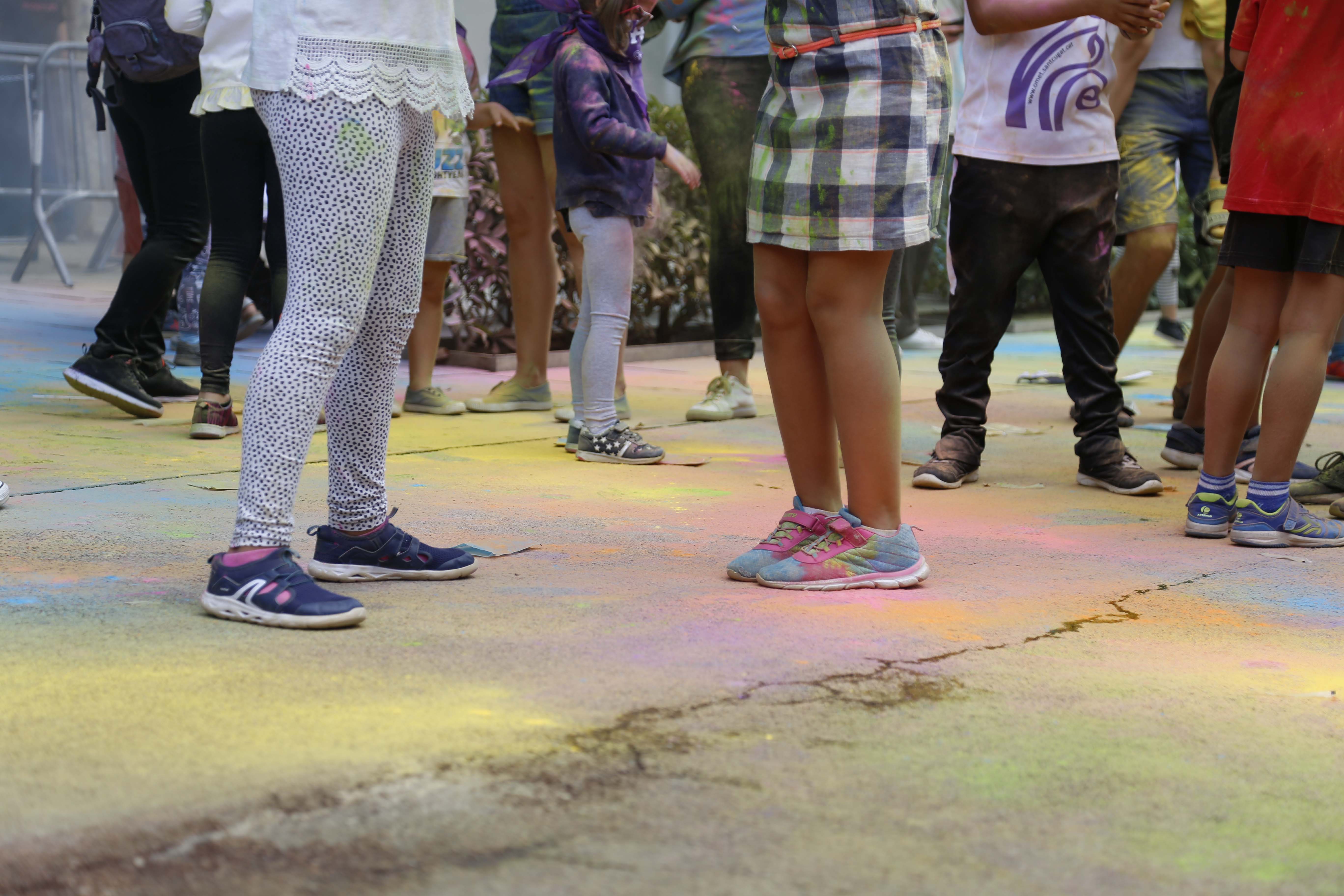 Festa Holi a la Festa Major del barri del Monestir-Sant Francesc 2019. FOTO: Anna Bassa