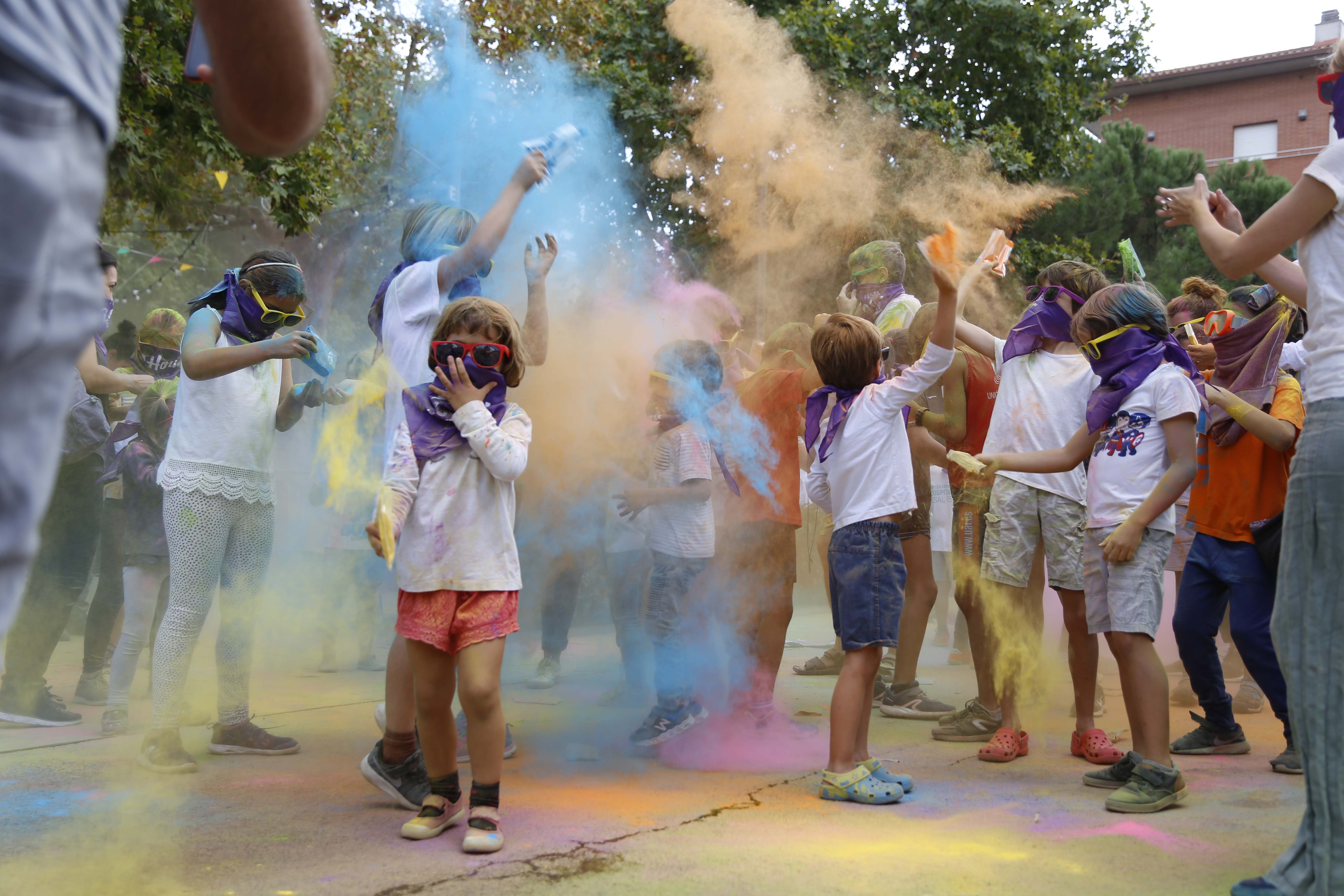 Festa Holi a la Festa Major del barri del Monestir-Sant Francesc 2019. FOTO: Anna Bassa