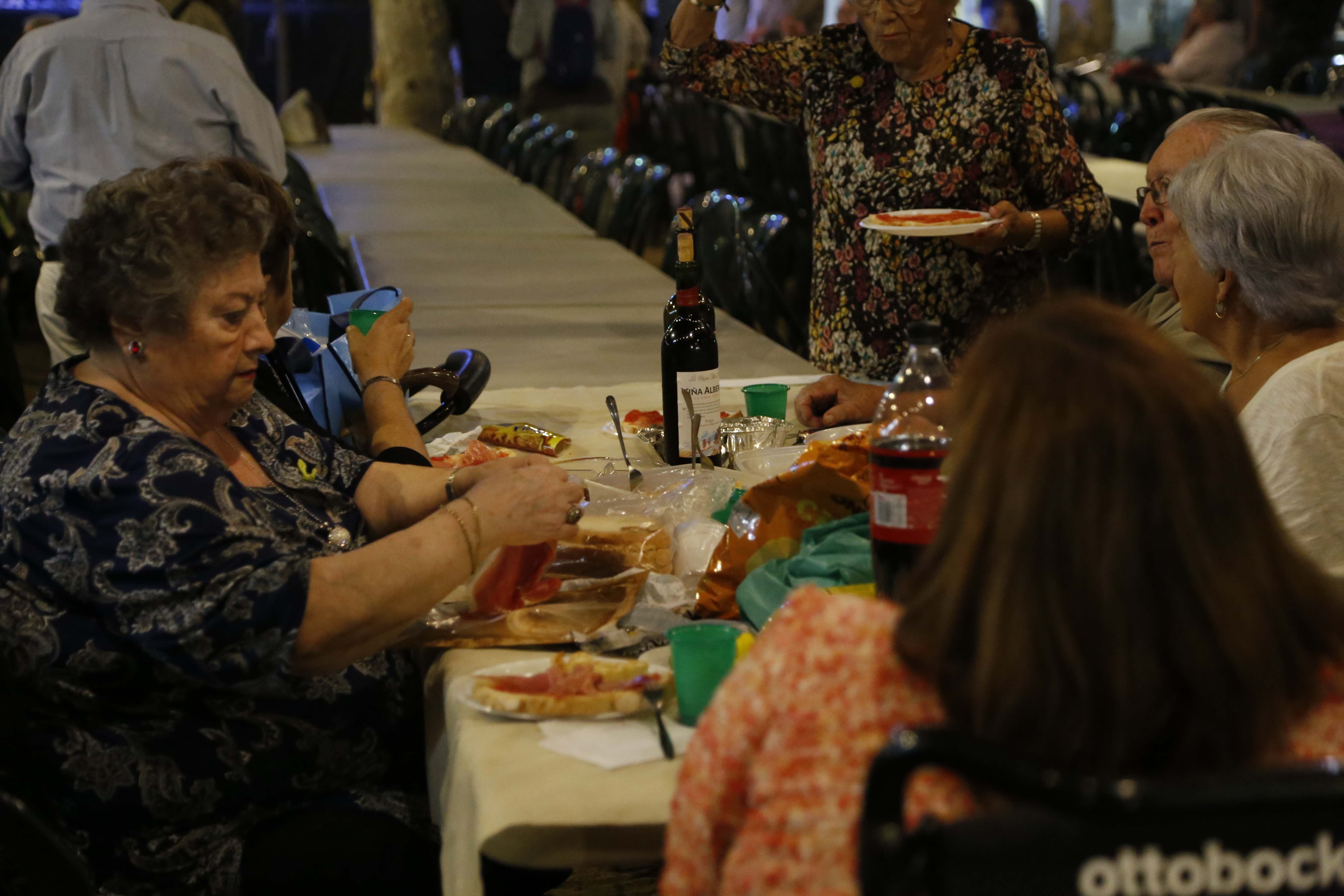 Sopar de carmanyola a la Festa Major del barri del Monestir- Sant Francesc. FOTO: Anna Bassa