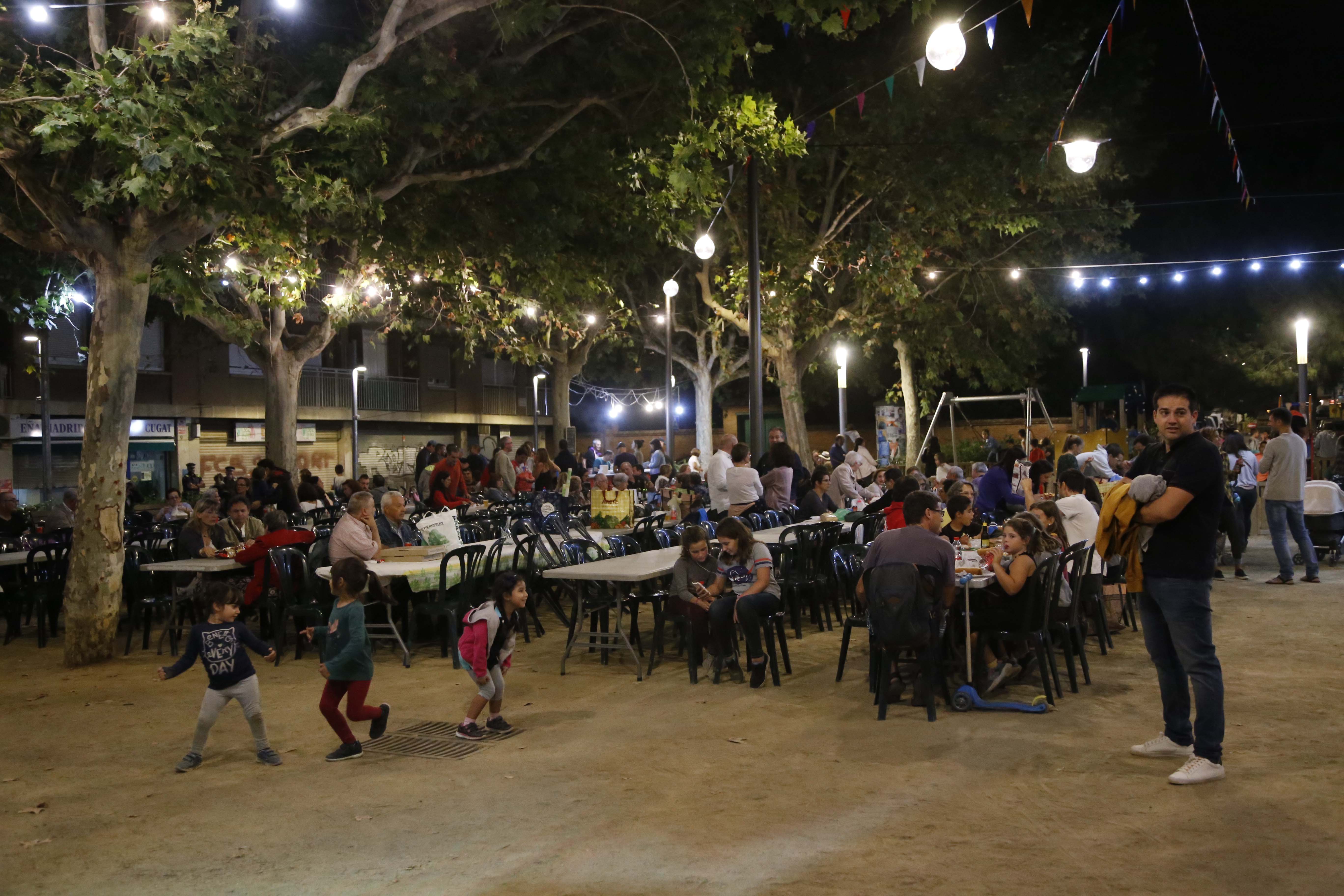 Sopar de carmanyola a la Festa Major del barri del Monestir- Sant Francesc. FOTO: Anna Bassa